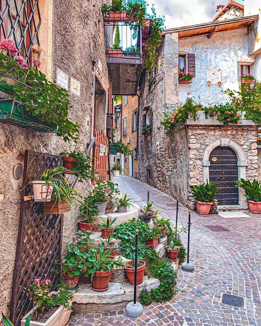 BEAUTIFUL DESTINATIONSさんのインスタグラム写真 - (BEAUTIFUL DESTINATIONSInstagram)「Beautiful nooks and corners while strolling around Lake Garda 💐 From 1 to 7, which photo is your favorite? 😍  1. Riva del Garda 2. Sirmione 3. Limone sul Garda 4. Limone sul Garda 5. Tremosine 6. Limone sul Garda 7. Desenzano del Garda  📸 @takemyhearteverywhere 📍 Lake Garda, Italy」10月11日 11時03分 - beautifuldestinations