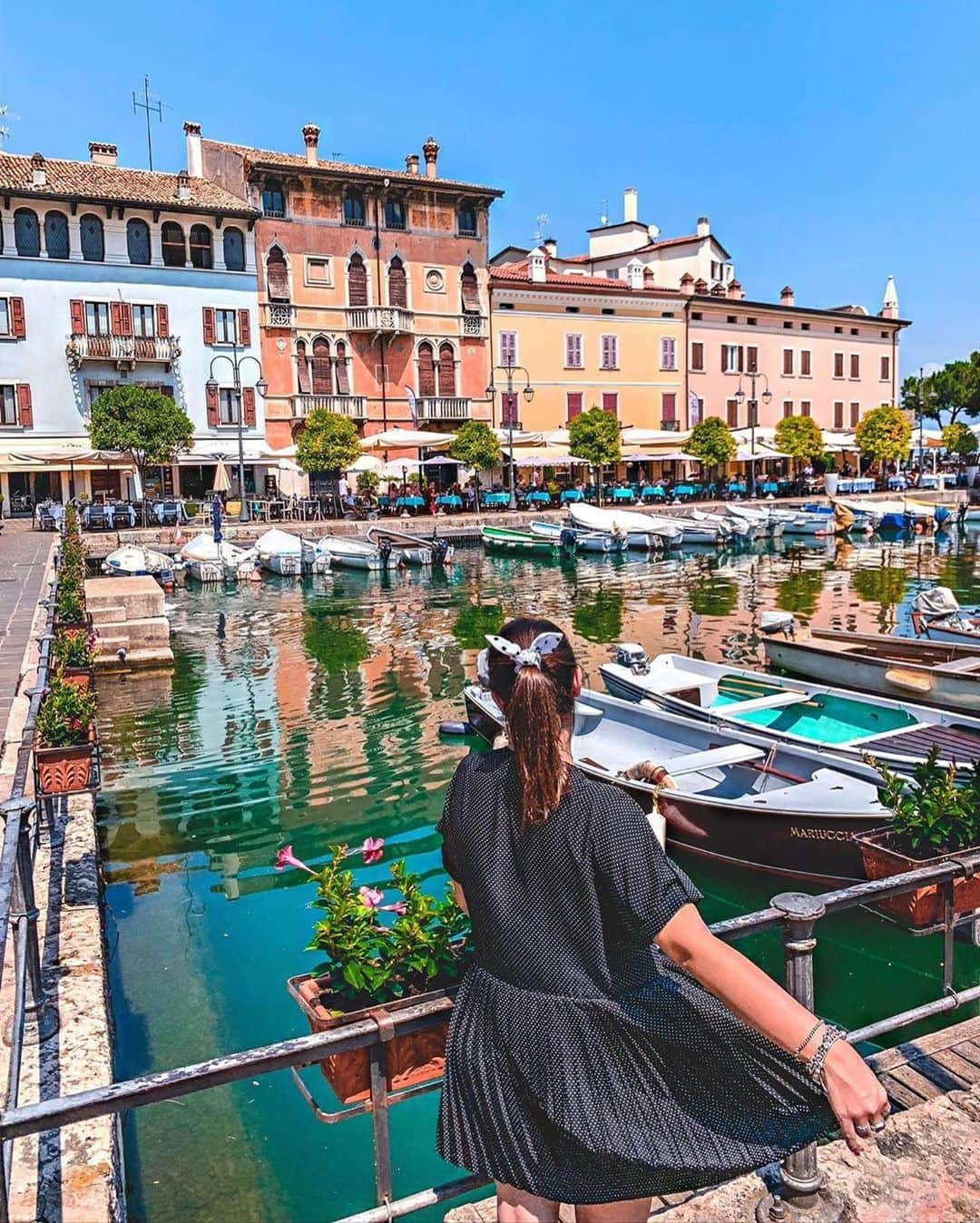 BEAUTIFUL DESTINATIONSさんのインスタグラム写真 - (BEAUTIFUL DESTINATIONSInstagram)「Beautiful nooks and corners while strolling around Lake Garda 💐 From 1 to 7, which photo is your favorite? 😍  1. Riva del Garda 2. Sirmione 3. Limone sul Garda 4. Limone sul Garda 5. Tremosine 6. Limone sul Garda 7. Desenzano del Garda  📸 @takemyhearteverywhere 📍 Lake Garda, Italy」10月11日 11時03分 - beautifuldestinations