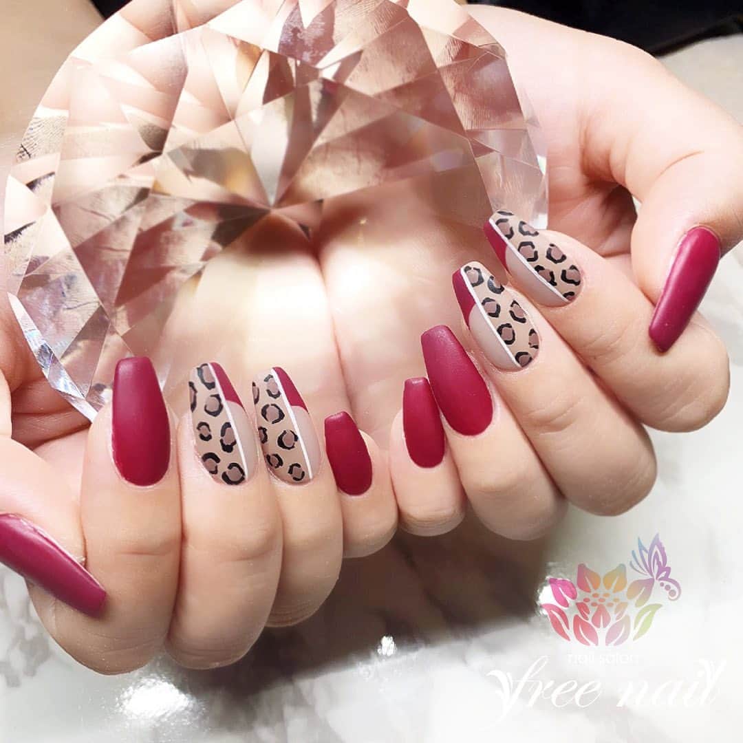 free nail フリーネイルのインスタグラム：「. お客様ネイル💅🏻👻 . おしゃれアニマルネイル🐆💄 . マットで大人っぽく💋 . ご来店ありがとうございました🙇🏻‍♀️🙇🏻‍♀️🙇🏻‍♀️💗 . #ネイルアート #ジェルネイル #ネイルサロン #大阪ネイルサロン #ネイルデザイン #ネイルチェンジ #アニマルネイル #レオパードネイル #マットネイル #フレンチネイル #ボルドーネイル #ベージュネイル #デザインネイル #トレンドネイル #大人ネイル #シンプルネイル #ロングネイル #秋ネイル #autumnnails #nailsart #nailsdid #美甲 #日式美甲 #日式美甲胶 #日本美甲师 #日本美甲老师 #美甲上课 #日本胶 #フリーネイル #freenail」