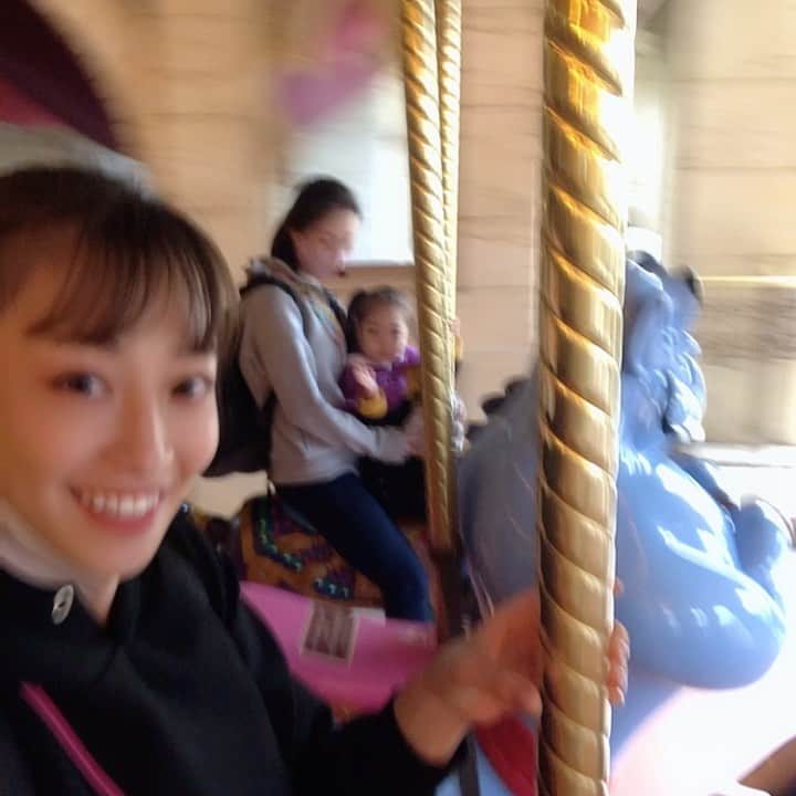 のインスタグラム：「😊✨ . . 先日、姪とディズニーシーへ行ったよ😀  今は入場制限もかかっている(その日のチケットを予め買わないと入れない)ので  園内も空いてて楽しかった〜♡  アトラクションも、長くても60分くらいで他のは5分〜10分くらいで乗れちゃう🤭  まぁこの日は雨もちょっと降ってたから尚更かもだけど。笑  初めてシーのメリーゴーランド乗った気がする。笑  入る前の検温とか園内でもソーシャルディスタンスも徹底していて、コロナ対策もバッチリなので、ディズニーリゾート行くなら意外と今がオススメかもですね。  でもパレードやショー、休止中のアトラクションも比較的多いので、行く前には調べてから行く方がいいけどね😆 . . #ディズニーシー #ディズニーランド #ディズニーリゾート #disney #空いてた #ナイス #コロナ対策 #バッチリ #楽しかった #姪」