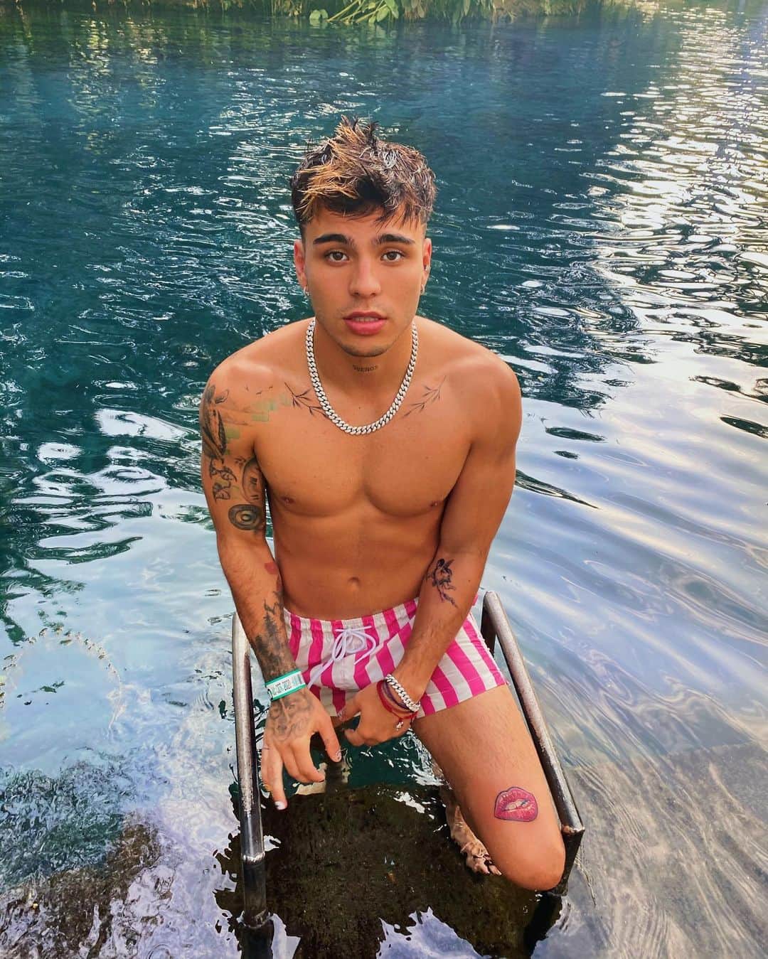 Sebastián Villalobosのインスタグラム：「hace varios años creí realmente que no haría tatuajes que no fueran en mi brazo derecho y digamos que… eso ha cambiado un poco. Cada marca en mi cuerpo representa algo muy importante para mí, y cuentan la historia de quién soy, de lo que me gusta, lo que me identifica, historias que sigo escribiendo. Estoy tan feliz por cada pieza de arte puesta en mi cuerpo y cuando sea viejito quiero ver cada una y estar fucking feliz porque me van a hacer volver a vivir todos estos momentos en mi cabeza.  ———————— gracias @tattooandwalls por plasmar un compañero de vida 👼🏻 y también agradezco a @topotattoo por ayudarme a contar cuál es mi parte favorita de los besos 💋🤪 los quiero a ambos, gracias por poner su arte y la bonita energía en mi piel, la llevo conmigo literalmente el resto de mi vida 🙏🏼! ———————— pd: amo méxico, wey」