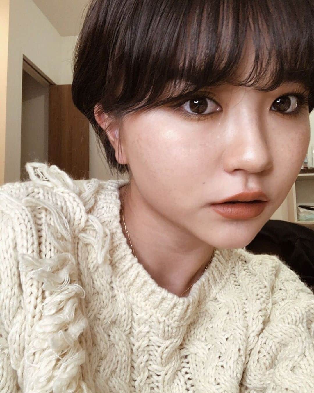 Shioneのインスタグラム：「久々に @maccosmeticsjapan のパウダーキスリップスティック インパルシブつけた🍁🤎 ㅤㅤㅤㅤㅤㅤㅤㅤㅤㅤㅤㅤㅤ 速攻秋顔になれてだいだいだいすきなリップ🧶🧡🍂 ㅤㅤㅤㅤㅤㅤㅤㅤㅤㅤㅤㅤㅤ  #instagram  #ヘアカット  #japan  #メイク  #YouTube  #cosmetics #love #me #makeup  #fashion #メイク動画  #メイク #コスメ #shii_cosme🌹 🌹#Libecka #libeckabyshii #youtuber #youtube #アッシュカラー #ヘアアレンジ #hairStyle #ヘアカラー  #プチプラコーデ #evris #maccosmetics #ショートヘア #秋コスメ #マッシュショート #パウダーキスリップスティック #インパルシブ」