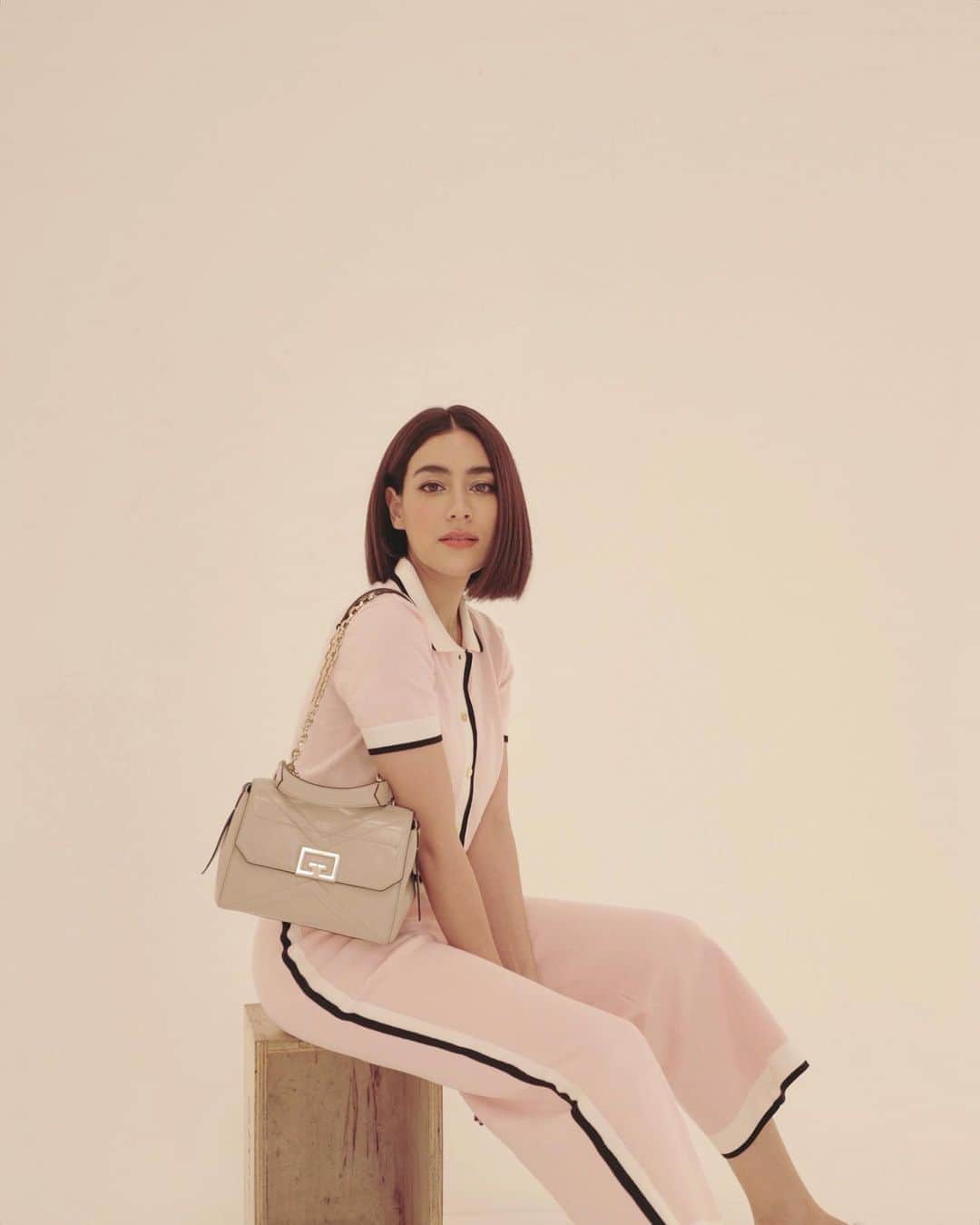 キンバリー・アン・ウォーテマス・ティアムシリのインスタグラム：「It's ok to be a little obsessed with handbags "Tellin my self" #GivenchyBag #GivenchyFamily」