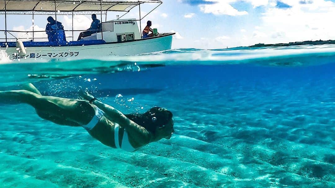 MEGUMIのインスタグラム：「Under the sea🧜‍♀️🤍  #yoron #yoronisland #gopro #goprodome #domegopro #sea #sky #underwater #trip #tripgram #gototravel #与論島 #ヨロン島 #幻の島 #旅行 #旅行好き女子 #泳ぐの大好き🧜‍♀️」