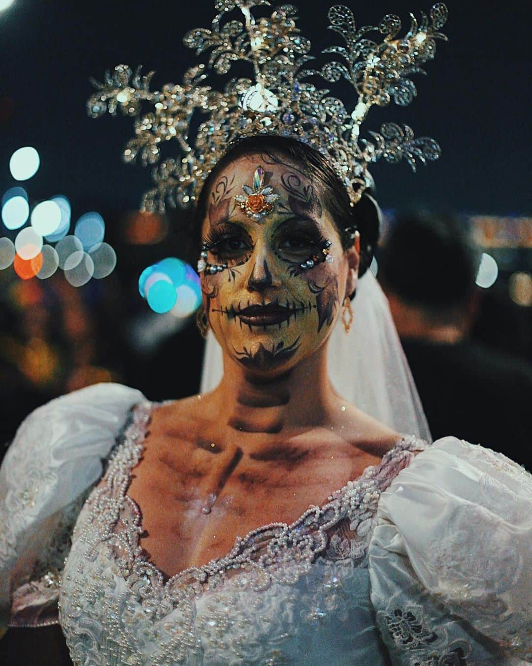 のインスタグラム：「Como seguramente no se hará nada de manera oficial (gracias Covid), decidí crear la #MarchaVirtualDeDiaDeMuertos 💀 le voy a rascar a ocho años (o algo así) de documentar ese día.  #Catrina #catrinamakeup #makeup #skullgirl #sugarskull #diademuertos #dayofthedead #mexicocity #elchadsantos #adorama #gettyreportage #magnumphotos #natgeo #catrin #adorama」