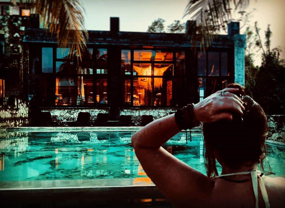 ホリー・マリー・コームズのインスタグラム：「Perspective. @coquicoquiofficial photo cred @niapeeples」
