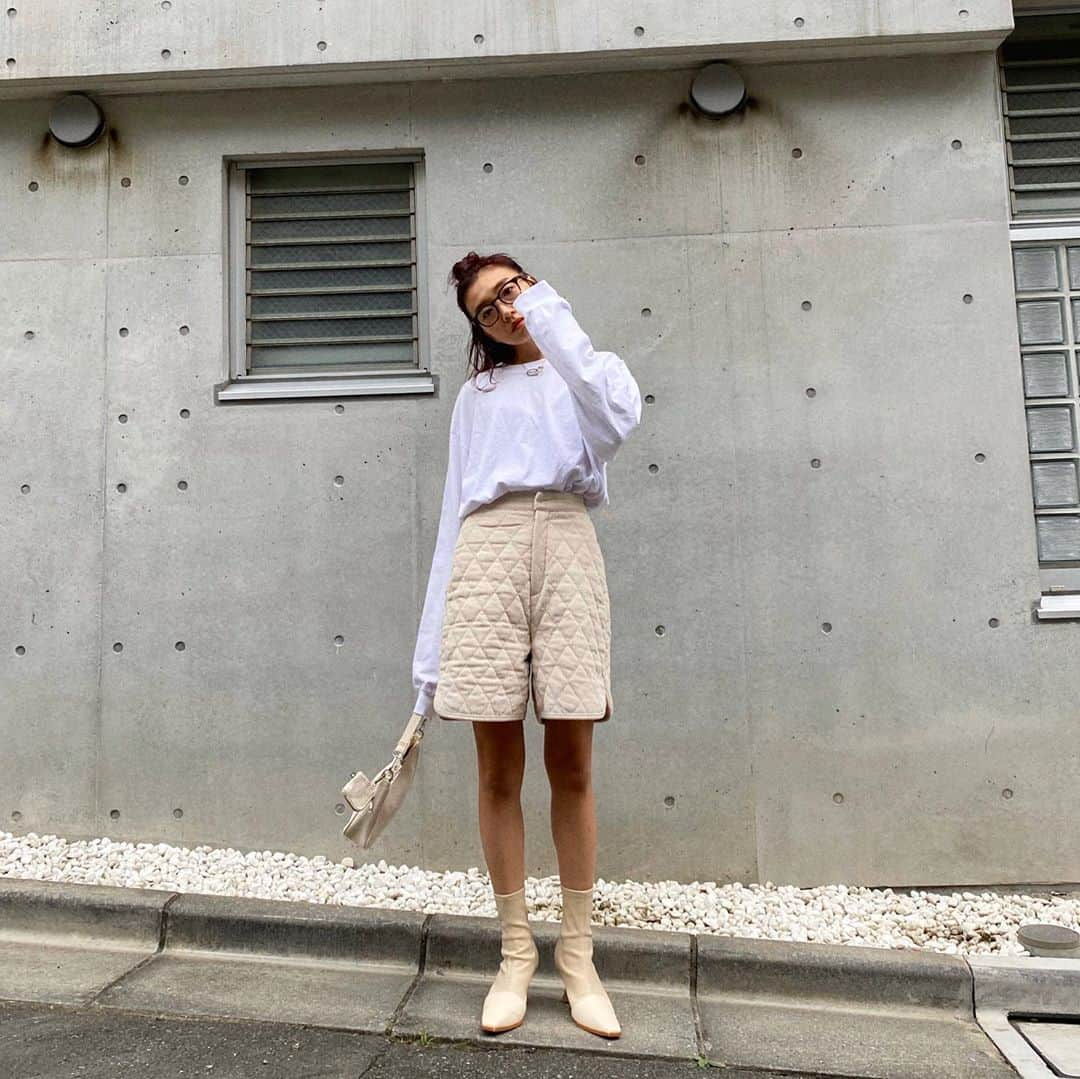 ungrid_yurieさんのインスタグラム写真 - (ungrid_yurieInstagram)「. 🤍💭🦷🥽🥚🦴🥛🧂⛸ とりあえず白いものを並べてみる☝︎ キルティングのパンツは好きだし ブーツはヒールだしなぁて 思ってたけど履いてみたら 驚く歩きやすさでローヒールすご！てなった 子供いてもこれなら履ける欲しいかもーて じんわりじんわりしてる  買うならこのアイボリー  #searoomlynn#_searoomlynn_  #白ブーツ#キルティングパンツ」10月11日 11時18分 - chiku_y34