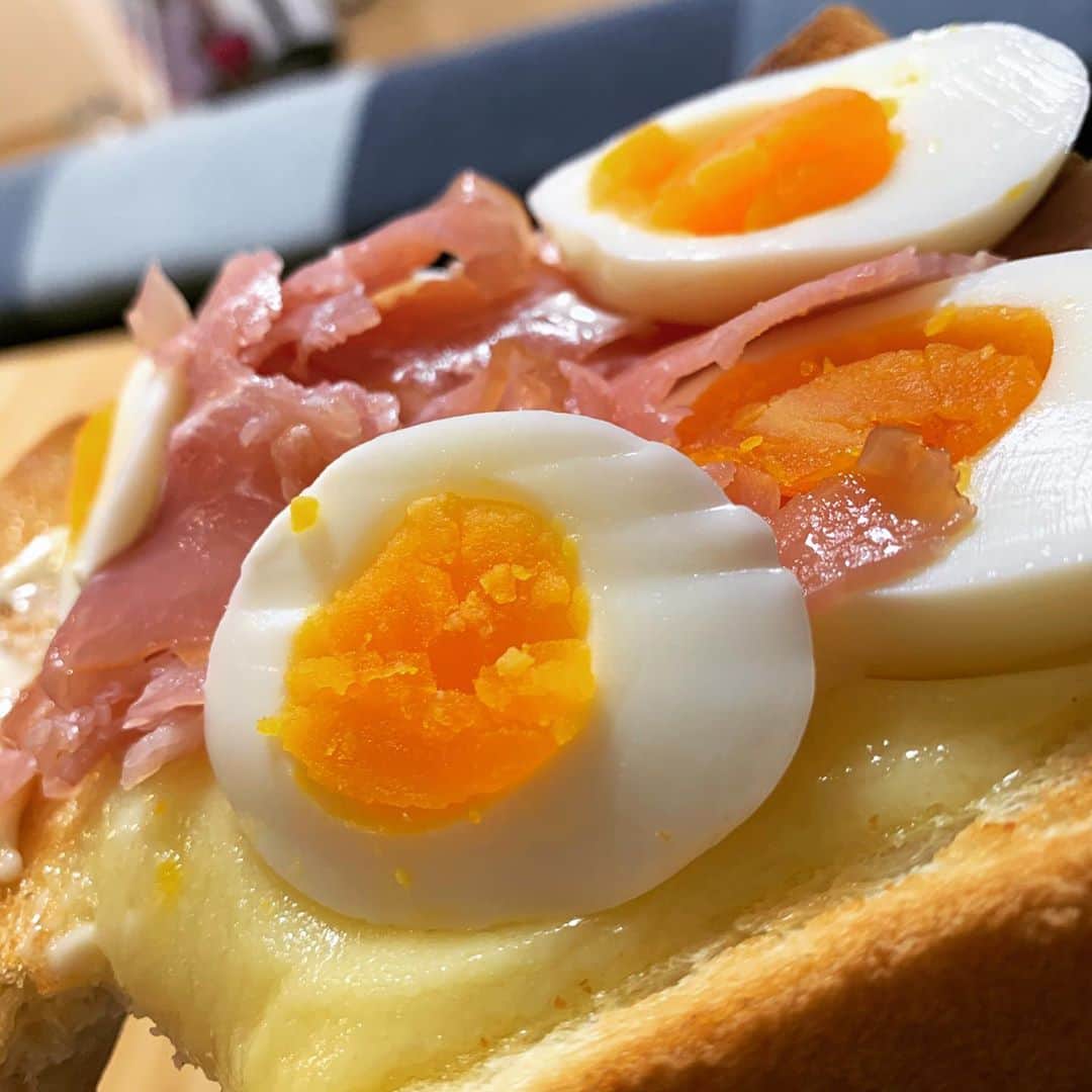 遠藤未菜のインスタグラム：「🍞  のっけるだけ朝ごはん。 #とろけるチーズ #味付きゆで卵 #生ハム #マヨネーズ  絶対うまい。  そしてうまかった。 食べかけww  #あさごぱん #朝ごはん #朝」