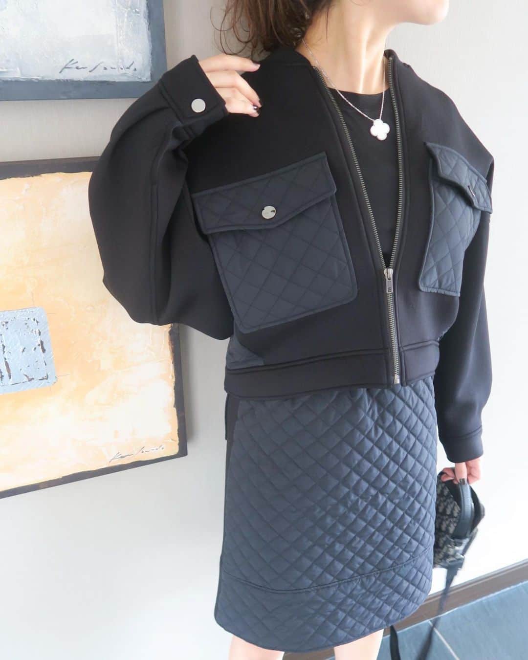 Mai Wakimizuのインスタグラム：「毎年お馴染みのquilting setup!!(別々の販売となります)今年はガラッと雰囲気を変えて、ブルゾンと台形シルエットのスカート♡ドッキングのポンチ素材は、柔らかくフワッフワの触り心地で着てて気持ちが良い！ゆったりシルエットのブルゾン、特にアーム周りはかなり分量を出してるので、ニットをインしても全然窮屈に感じません。肩を落としてルーズに着るのが可愛い♡スカートは、今年トレンドのロングブーツと合わせても綺麗に見える膝丈。ウエストゴム&サイドジッパーです。所々の大きめシルバーボタンもポイント♡setupコーデがお勧めです＼(^o^)／ wakkinstyle#ootd#coordinate#ママコーデ outer&skirt:#linkable @linkable_official (今週15日発売予定) bag:#dior shoes:#celine sunglasses:#oliverpeoples ×#therow」