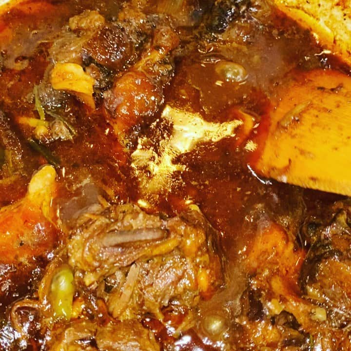 ケリスのインスタグラム：「Oxtail for the win this weekend . Seasoning for braised oxtail and other delicious ingredients in this weeks GOLD MINE BOX ON SALE MONDAY ON BOUNTYANDFULL.COM #foodporn #cheflife #craving #delicious #eatwell #blackowned #blackfarmer #chef #goodfood #goldmine recipe coming with this weeks gold mine box !!! Turn notifications on」