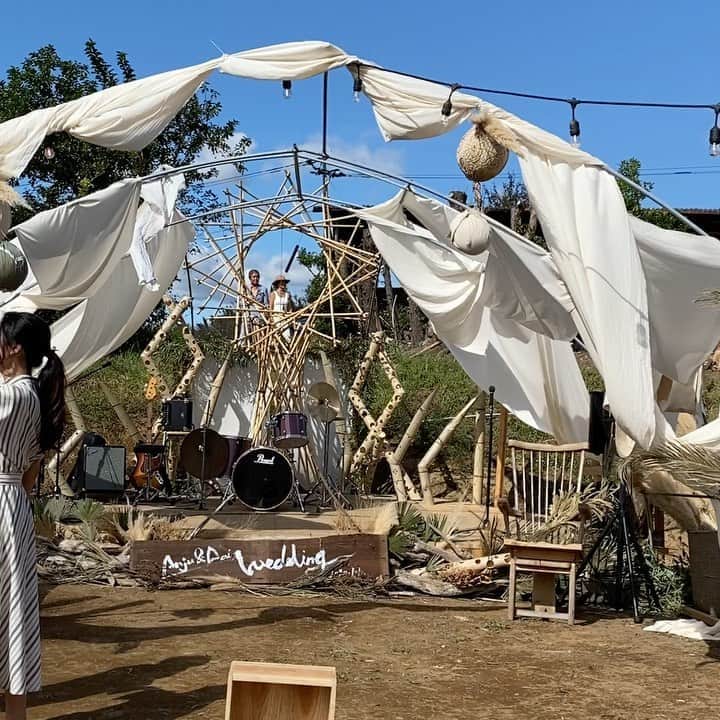 横沢ローラのインスタグラム：「愛しかない。はー。久々の旅と、久々の弾き語りの機会は、初の大分で。 Ciftメンバー手作り結婚式。 手作りってレベルじゃないけど。プロたちの本気の終結。フェス感。#大分 #あたらよ #Cift家族　#家族の日」