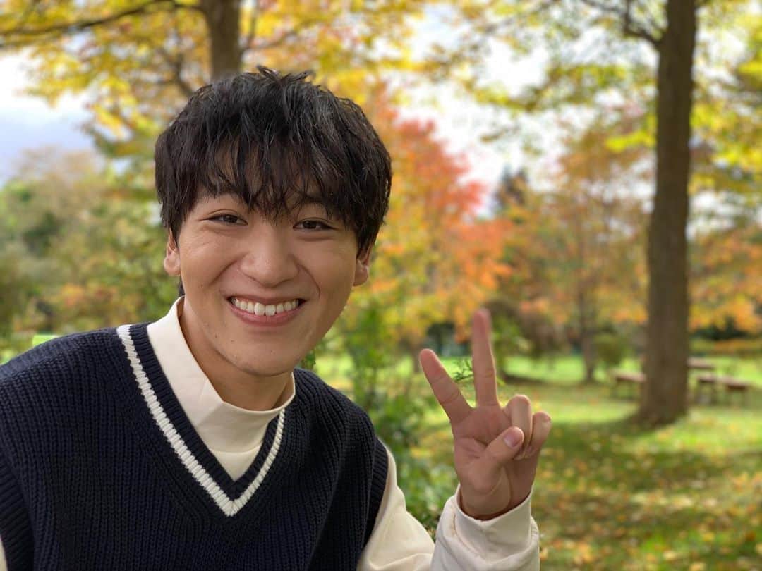 河野真也のインスタグラム：「NORDの島太星くんと、これから洞爺湖町でお仕事。  今は、喜茂別町でお昼ご飯。 喜茂別は紅葉もいい感じになってきてるなぁ。  「GREEN fan club ぐりんぐらん」オンラインイベント『行ったことのない畑に行こう！』、１４時からYouTube生配信、ぜひご覧ください( ＾∀＾)  #北海道 #喜茂別 #秋 #紅葉 #北海道愛がとまらない #NORD #島太星」