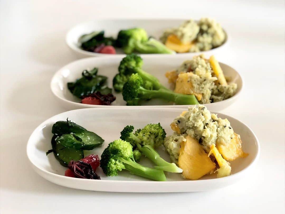 kuuのインスタグラム：「さつまいもと柿のサラダ  さつまいも(ふかすか茹でる) 柿 塩 豆乳マヨネーズ つきごま　黒 それぞれお好みで。  ちなみにお姑さんがつくってくれました。 季節の味、美味しかったー！ 甘じょっぱくてとまらない。  さて、十日ほど白米の新米を楽しみましたので、今日からは白米２に玄米の新米を１の割合で一緒に混ぜて炊いています。 ひと晩浸水はするけれど、白米の炊き方でOKなので楽チンです。 ぷちぷちと歯ごたえも楽しい。 やっぱり玄米は美味しい。 よく噛んでいただきます。  #vscocam #vscofood #インテリア #interior #house #homestyle #home #マイホーム #おうちカフェ #room #instagood #instafood #instalike #vsco #暮らし #シンプルライフ #日々 #おうちごはん #朝ごはん #和食 #洋食 #japanese #oishii #vegan #ヴィーガン #菜食 #まごわやさしい #旦那さんはこれに納豆も食べて野球に行ったよ」