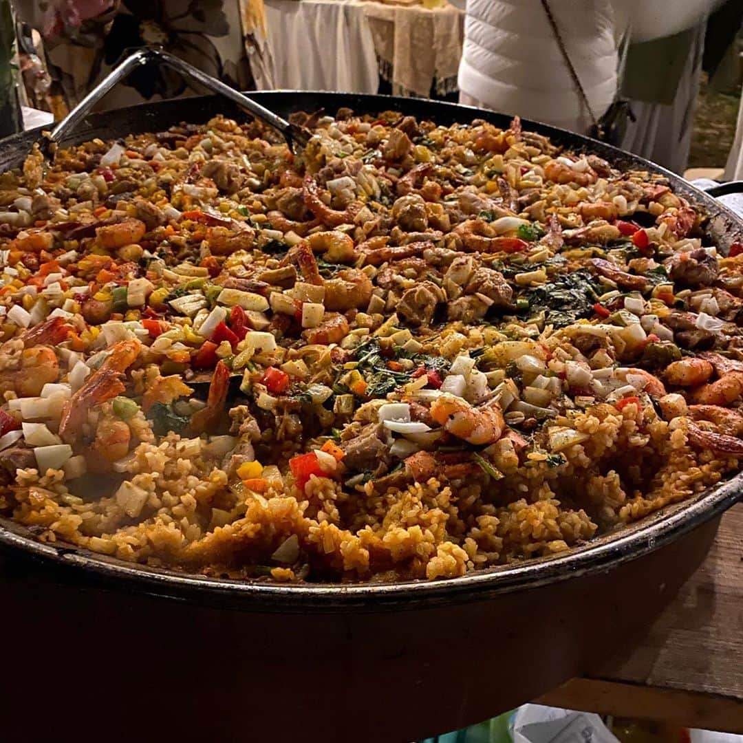 横沢ローラのインスタグラム：「くわまんシェフのパエリア登場。二次会までずっとご飯が豪華。 初めて出会って、パエリアしてからもう100回は炊いてるとのこと。私、全国のパエリアの人たちと繋がってるんだな、ひひひひひ！！#大分 #あたらよ #パエリア」
