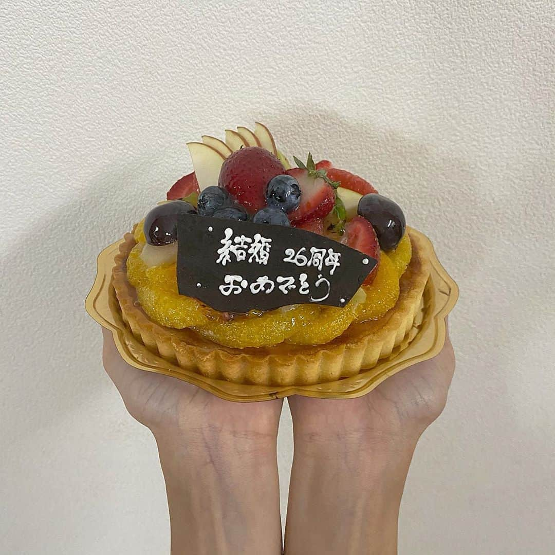 井手口瑞歩さんのインスタグラム写真 - (井手口瑞歩Instagram)「🎂 昨日は両親の結婚記念日でした🥳 お父さんお母さん結婚26周年おめでとう❤️ 今は子供も全員巣立ってお家でジジと３人 暮らしてるけど２人とも丸くなって 仲良くやってて何よりです🤣 たまーに週末２人でお出かけしてる写真が 家族のグループLINEに送られてきてほっこり☺️ . ２人が結婚してなかったらお姉ちゃんと京平と 姉弟じゃなかったんだなあと思うと震えそう🥶 #震えてはない #大袈裟 #シスコンすぎ #ブラコンすぎ 小さい頃から手のかかる私たちを ここまで育ててくれてありがとう🥰 まだまだこれからも２人が暇にならないように 姉弟それぞれ活躍して楽しみ作らせて頂きます🤜🏻🤛🏻 これからも仲良し夫婦で居てください😊 いつもありがとう大好きだよー😘 . #結婚記念日 #お祝い #結婚26周年  #おめでとう #これからも仲良くしてね  #weddinganniversary #happyanniversary  #instagood #instalike #instadaily」10月11日 11時43分 - mizuho.04