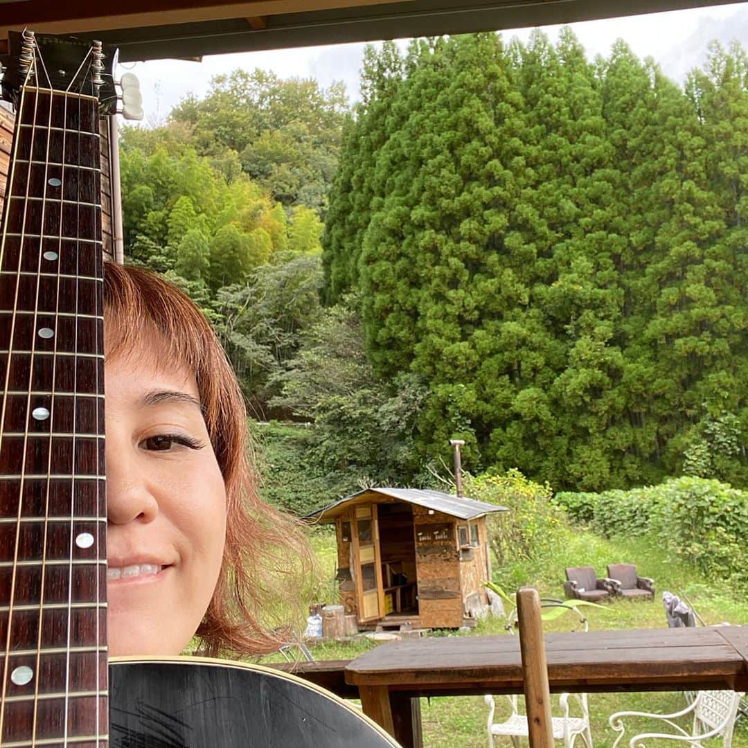 横沢ローラのインスタグラム：「カフェパラムさんで川の音に包まれておる。営業時間開始までひとりじめ。#大分豊後 #カフェパラム」