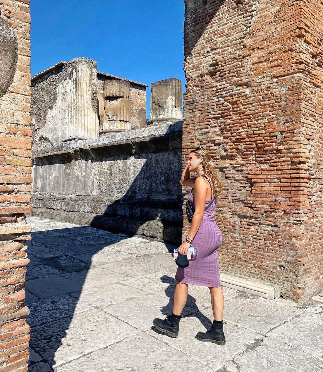 ラウラ・デ・ウィットのインスタグラム：「Walking around in a 2700 years old city 💜🏛」