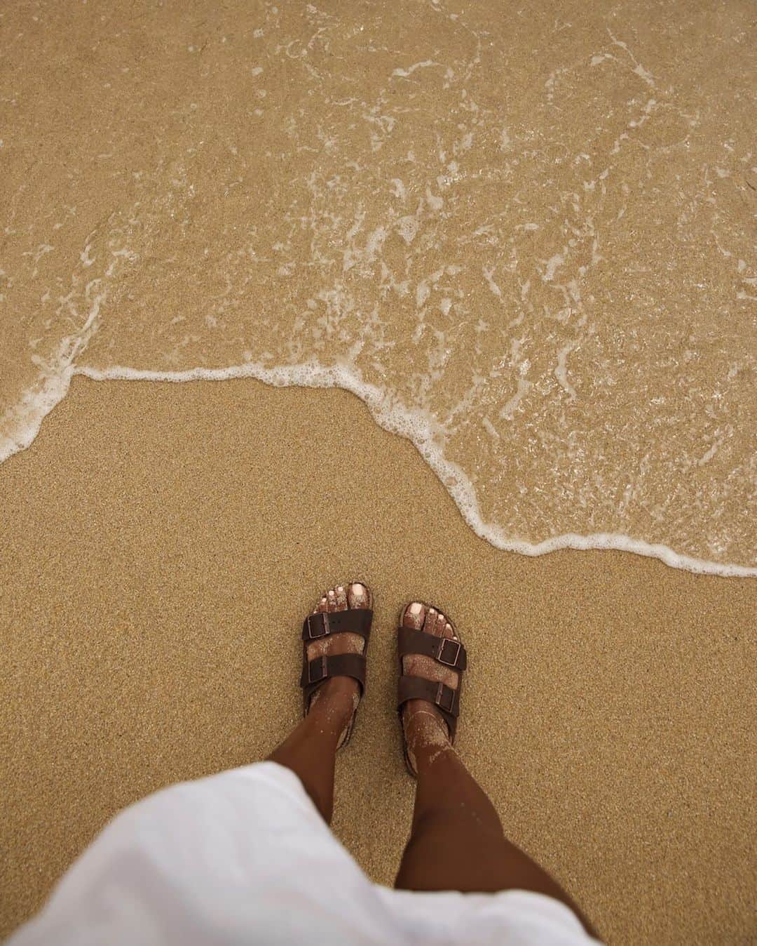 ジュリー・サリニャーナのインスタグラム：「tanned & sandy. 👣🌊」
