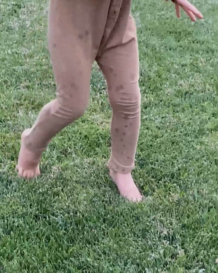 のインスタグラム：「The feeling of walking on wet grass ahahaha」
