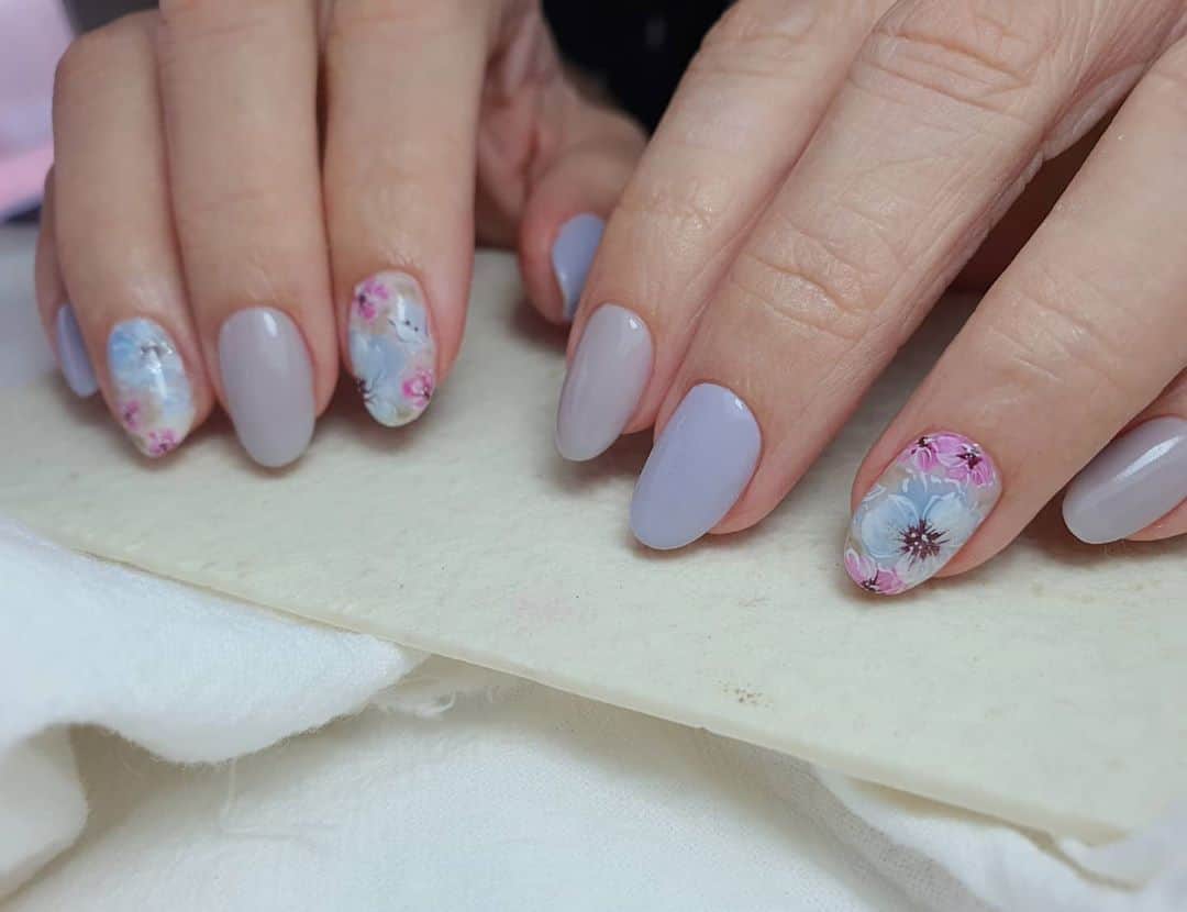 Yingさんのインスタグラム写真 - (YingInstagram)「Design referenced from @flickanail 😍  Base colour is PREGEL Pale Natural for the floral nails and PREGEL Milky Berry and Pale Grey for the plain nails. Art done with PREMDOLL B21, PREGEL Milky Berry, #723, #630, #641 and PREGEL Art Liner gels.  Items can be purchased at @nailwonderlandsg 🤗 . . . 🛒 www.nailwonderland.com⁣⁣ 📍20A Penhas Road, Singapore 208184⁣⁣ (5 minutes walk from Lavender MRT)⁣⁣ .  I am currently only able to take bookings from my existing pool of customers. If I have slots available for new customers, I will post them on my IG stories. Thank you to everyone who likes my work 🙏 if you need your nails done, please consider booking other artists at @thenailartelier instead ❤  #ネイルデザイン  #ネイルアート #ネイル #ジェルネイル #nailart #네일아트 #pregel #プリジェル #nails #gelnails #sgnails」10月11日 2時52分 - nailartexpress