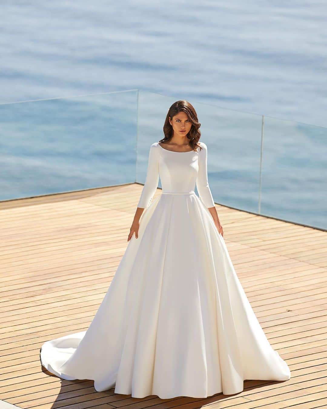 Pronoviasさんのインスタグラム写真 - (PronoviasInstagram)「An impeccable cut and simple lines. The Hope gown recalls classic French couture with its bateau neckline and long schoolgirl sleeves. Book now your appointment at your nearest #Pronovias to try the new #PronoviasPremiere Collection.」10月11日 2時55分 - pronovias