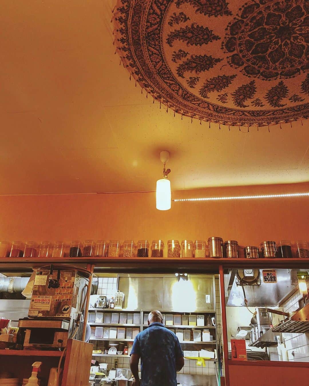 sunday_722のインスタグラム：「*﻿ *﻿ 糸島のsaffronで﻿ 美味しいカレー🍛を﻿ 食べながら﻿ 香港の重慶大厦で食べた﻿ 咖喱を思い出しました。﻿ ﻿ 私にとっては両替と、﻿ カレーが尖沙咀の重慶大厦。﻿ ﻿ 懐かしいね、﻿ とても面白く﻿ 美味しい体験を思い出します。ね！Freddy、Miyukiさん。﻿ ﻿ *﻿ *﻿ #ShotOniPhone﻿ #ShotOniPhoneX﻿ #ShotOn_TG﻿ #tg_tele﻿ #busystranger﻿ #tv_pointofview﻿ #vsco﻿ #jj_mobilephotography﻿ #transfer_visions﻿ #indies_minimal﻿ #visionofpictures﻿ #worldmobilephotography﻿ #糸島﻿ #saffron_itoshima﻿ #curry﻿ #カレー﻿ #スパイスカレー﻿ #spicecurry﻿ #indianfood﻿ #indiancuisine﻿ #インド料理﻿ #fukuokapics」