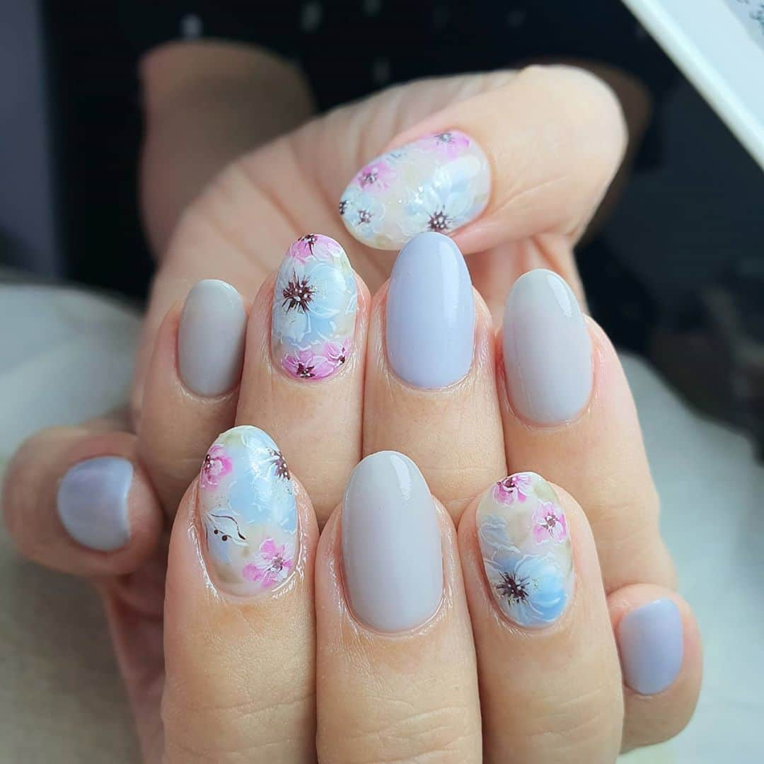 Yingさんのインスタグラム写真 - (YingInstagram)「Design referenced from @flickanail 😍  Base colour is PREGEL Pale Natural for the floral nails and PREGEL Milky Berry and Pale Grey for the plain nails. Art done with PREMDOLL B21, PREGEL Milky Berry, #723, #630, #641 and PREGEL Art Liner gels.  Items can be purchased at @nailwonderlandsg 🤗 . . . 🛒 www.nailwonderland.com⁣⁣ 📍20A Penhas Road, Singapore 208184⁣⁣ (5 minutes walk from Lavender MRT)⁣⁣ .  I am currently only able to take bookings from my existing pool of customers. If I have slots available for new customers, I will post them on my IG stories. Thank you to everyone who likes my work 🙏 if you need your nails done, please consider booking other artists at @thenailartelier instead ❤  #ネイルデザイン  #ネイルアート #ネイル #ジェルネイル #nailart #네일아트 #pregel #プリジェル #nails #gelnails #sgnails」10月11日 2時57分 - nailartexpress