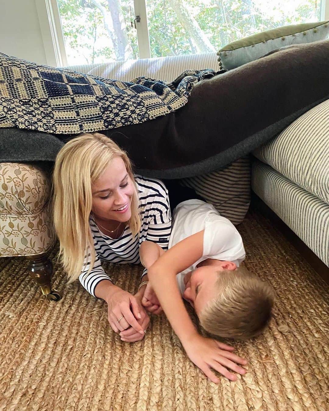 People Magazineさんのインスタグラム写真 - (People MagazineInstagram)「Reese Witherspoon and her son Tennessee are making the most of their time inside. 🙌 "My kind of #Fortnite... Hahahah!" she captioned her post.  #Regram @reesewitherspoon」10月11日 3時03分 - people