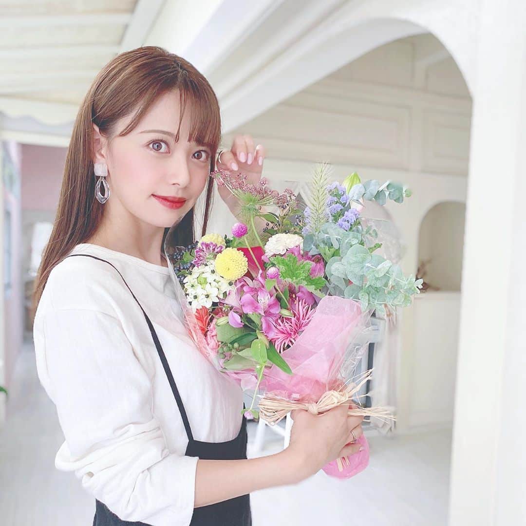 のインスタグラム：「💐🤍 . つい先日、美容アイテムの撮影のアップ時に花束を 頂いちゃいました！可愛いお花、嬉しすぎた！ せっかくなのでドライフラワーに残したよ❁ . 実はこの撮影のために、人生初！ネイルサロンへ✧ @lilybeautynail さんにすっごくいい色味のピンクの ワンカラーネイルをなんと1時間で仕上げて頂き ました⑅◡̈* 現場でも大好評でした！ありがとうございました！！ . ちなみにこの撮影の詳細はまた情報解禁したら載せる ので、お楽しみにしていて下さい♡︎ . #me #tbt #nail #nails #nailsalon #lilybeautynail #flowers #pinknails #ワンカラーネイル #ネイルサロン #ピンクネイル #花束 #ヘアメイクさんのメイクなのでたいつもより顔がしっかりしてます✨」