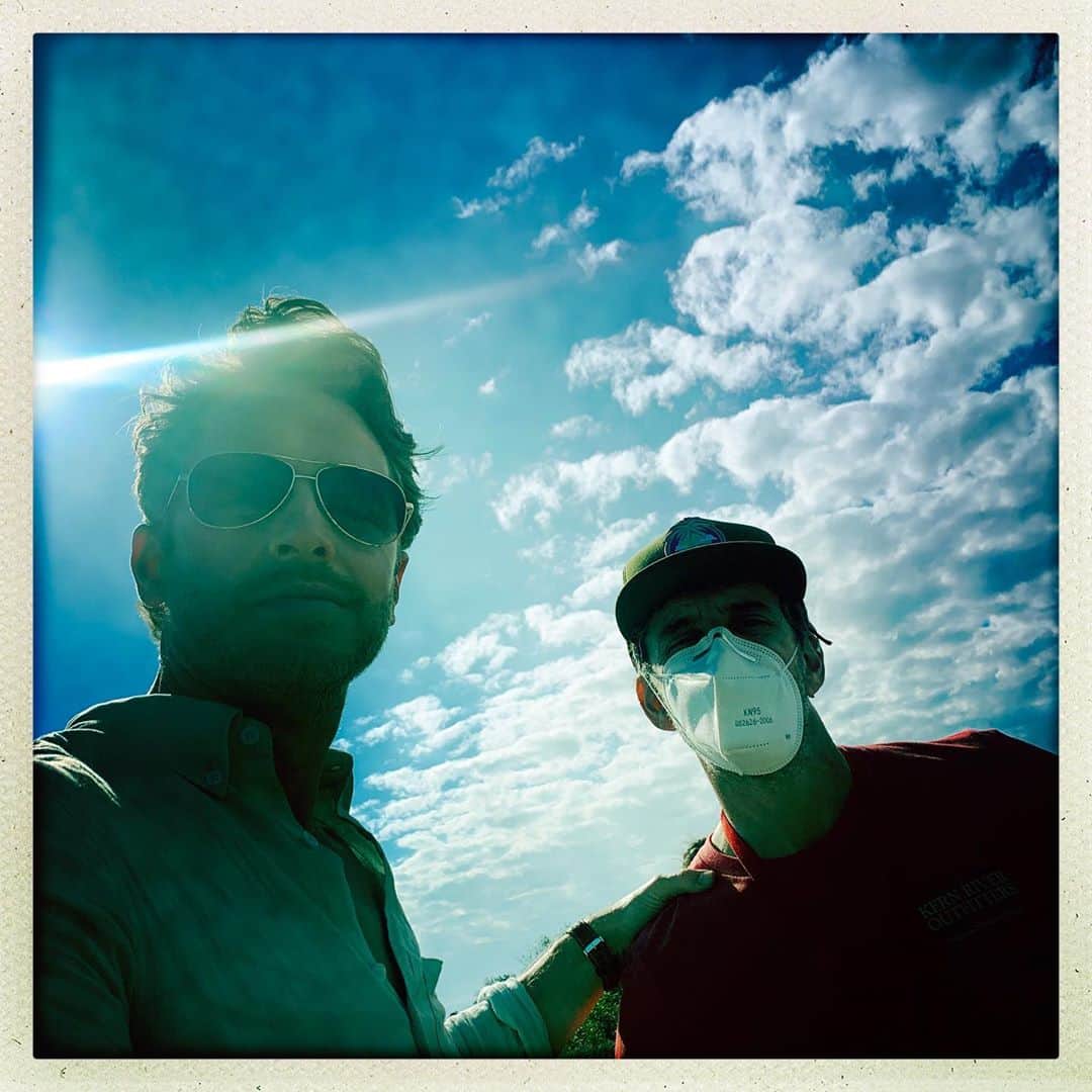 ジョシュア・ダラスのインスタグラム：「Finishing the 3rd week of filming @nbcmanifest with the man that has all the answers @reallyjeffrake. Season 3 coming soon on @nbc!」
