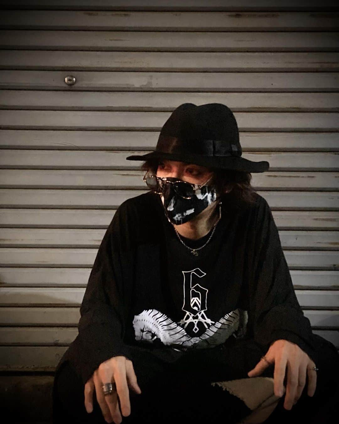 鋲のインスタグラム：「I feel autumn in the air.﻿ How is your weekend?﻿ ﻿ #byo #gunda #ガンダ #guernika #ゲルニカ #mask #マスク #FR(13)NDS #fashion #黒 #ブラック #ストリート #tokyo #swag」