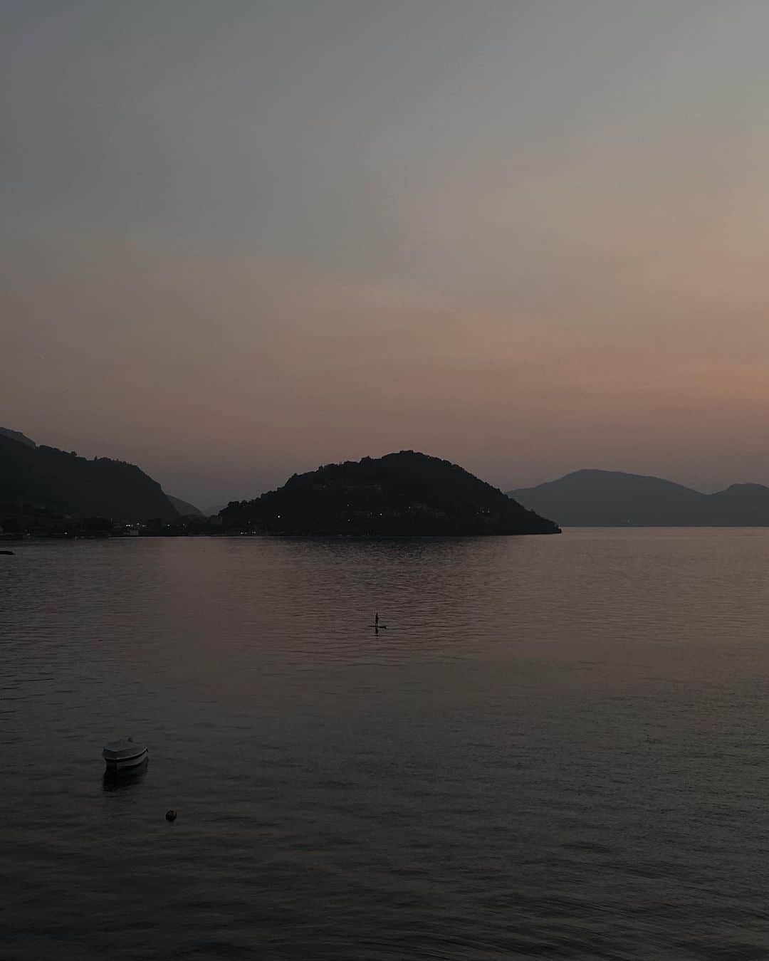 エレオノーラ・カリシのインスタグラム：「directly from my terrace a postcard from one of the most intimate moments lived in Franciacorta, a territory that gives us this magic for the eyes #FranciacortaExperience  @franciacorta ✨」