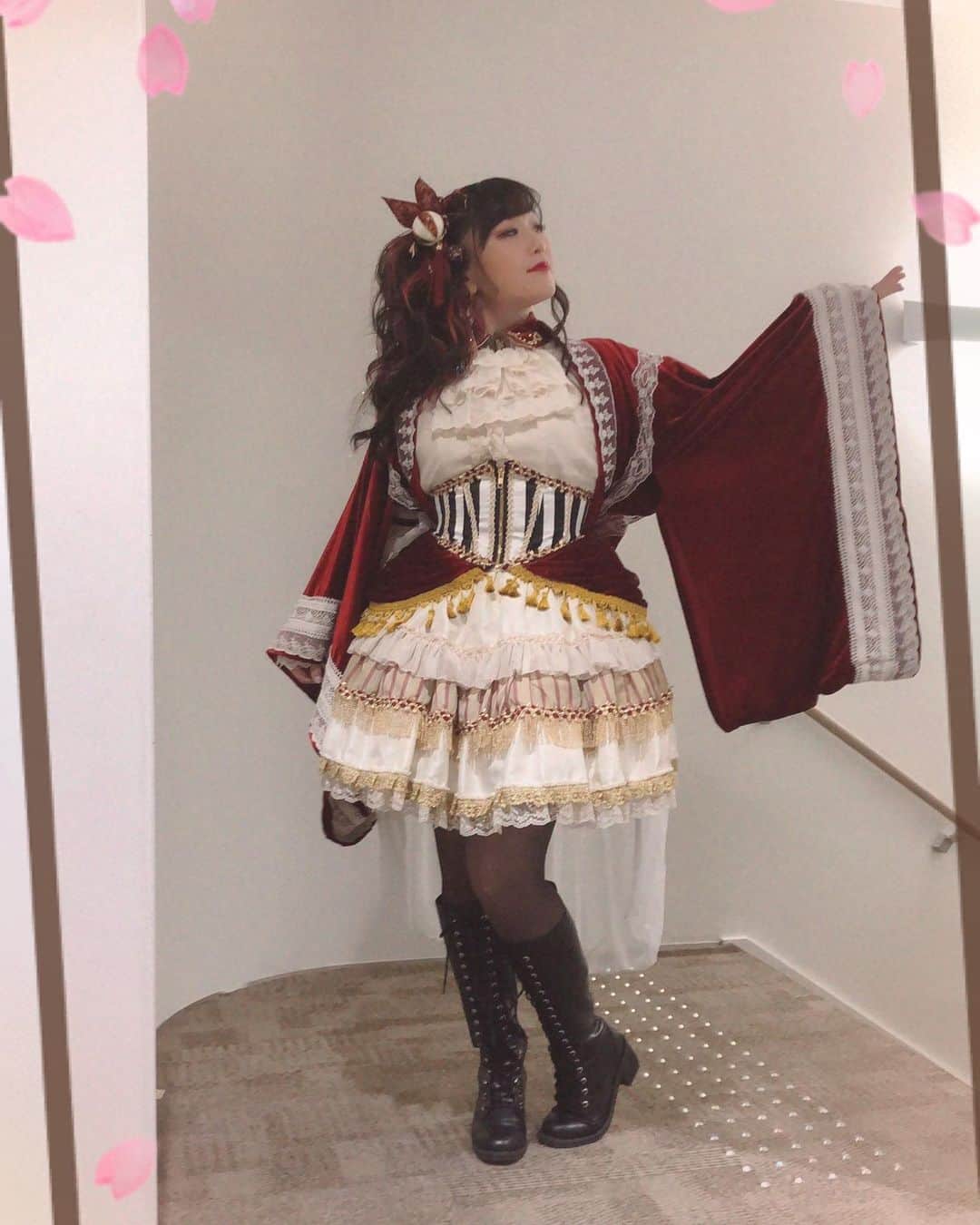 中恵光城のインスタグラム：「初のライブツアー、延期になったり無観客生配信になったり、激動すぎて記憶がないけれど、大阪・名古屋・東京と無事に走り抜けることが出来てよかった！  見てくれた皆様、本当にありがとうございました！！！ 引き続きDVD制作進めています！  やりきった感と若干無理しすぎたので、来年は大きなソロライブはお休みしますが、カジュアルなファンイベントは出来たらいいなぁ☺️」