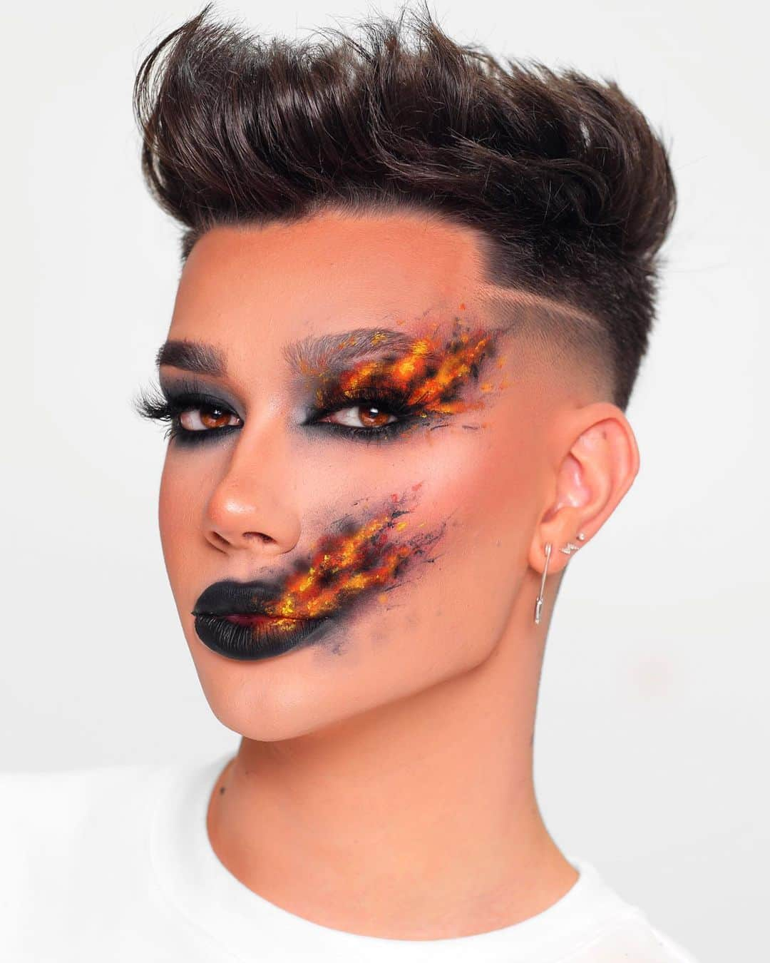 ジェームス・チャールズさんのインスタグラム写真 - (ジェームス・チャールズInstagram)「she’s just a girl and she’s on fire 🔥 recreated this look from @jaydeensarah in yesterday’s new video!! check it out」10月11日 3時54分 - jamescharles