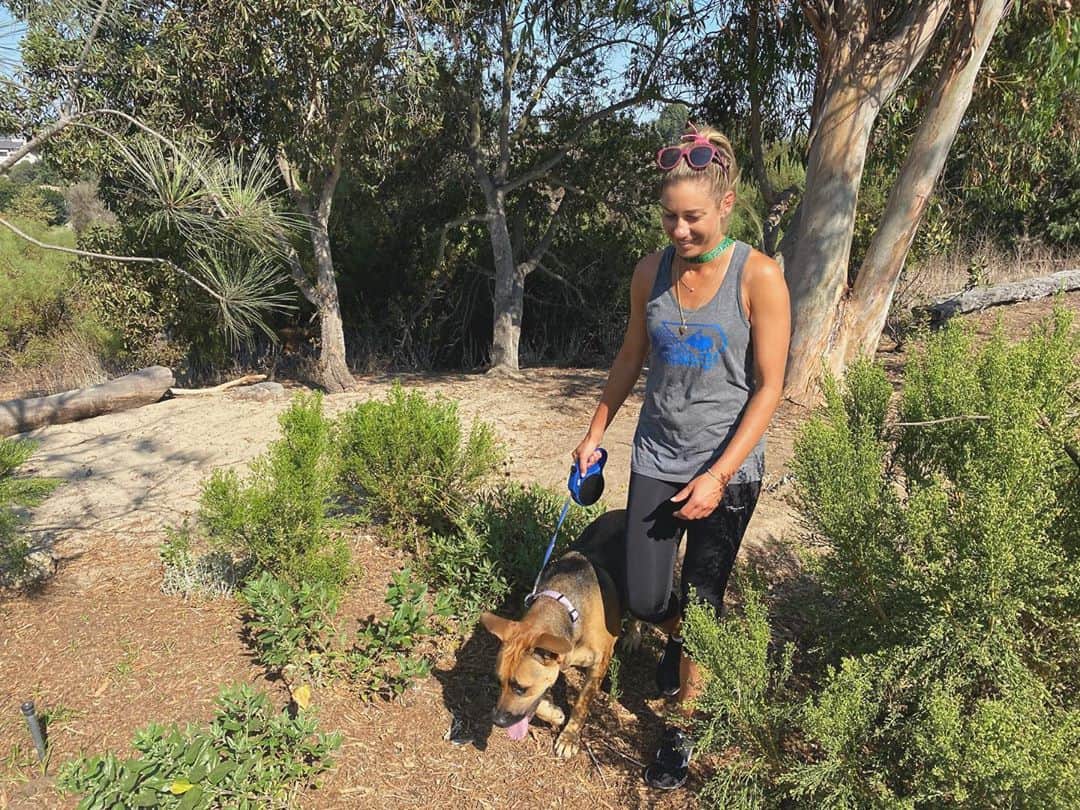 エイプリル・ロスのインスタグラム：「On #WorldMentalHealthDay I wanted to post a few things that help me when I feel anxious or down because it happens more or less to all of us (whether we want to recognize it or not).  In this pic are three of them 🤗 Getting out into nature🌳☀️ Light exercise like waking or yoga🧘🏼‍♀️ And my furry best friend @the.real.roo🐶 I also definitely depend on talking to my sis & bf as well ❤️  Mental health is a never ending journey that takes a lot of work and attention. Scheduling in self-care and time to be with our thoughts is essential. Sometimes/a lot of times it’s not easy, so if it’s too much to handle on your own please reach out to a friend or professional, people want to help! And it’s never hopeless, there are ALWAYS tools to help you get up and out. (You can call 1-800-662-HELP to get connected to services in your area)  One of my biggest focuses atm is to practice optimism. We all have the choice to view things through a negative or a positive frame, and your brain wants to find the threat or risk in all situations and keep you in a fight or flight mode (for you know, survival purposes 🙄). So most of the time it’s much harder to focus on the positive and what can go right instead of wrong, but it is SO worth the fight. So here’s to us choosing to hold on to hope and look towards the future and engulf our experiences in optimism! Because like @glennondoyle always says, we can do hard things 👊🏼💪🏼🙏🏼  📸: @joshriley27 ❤️」
