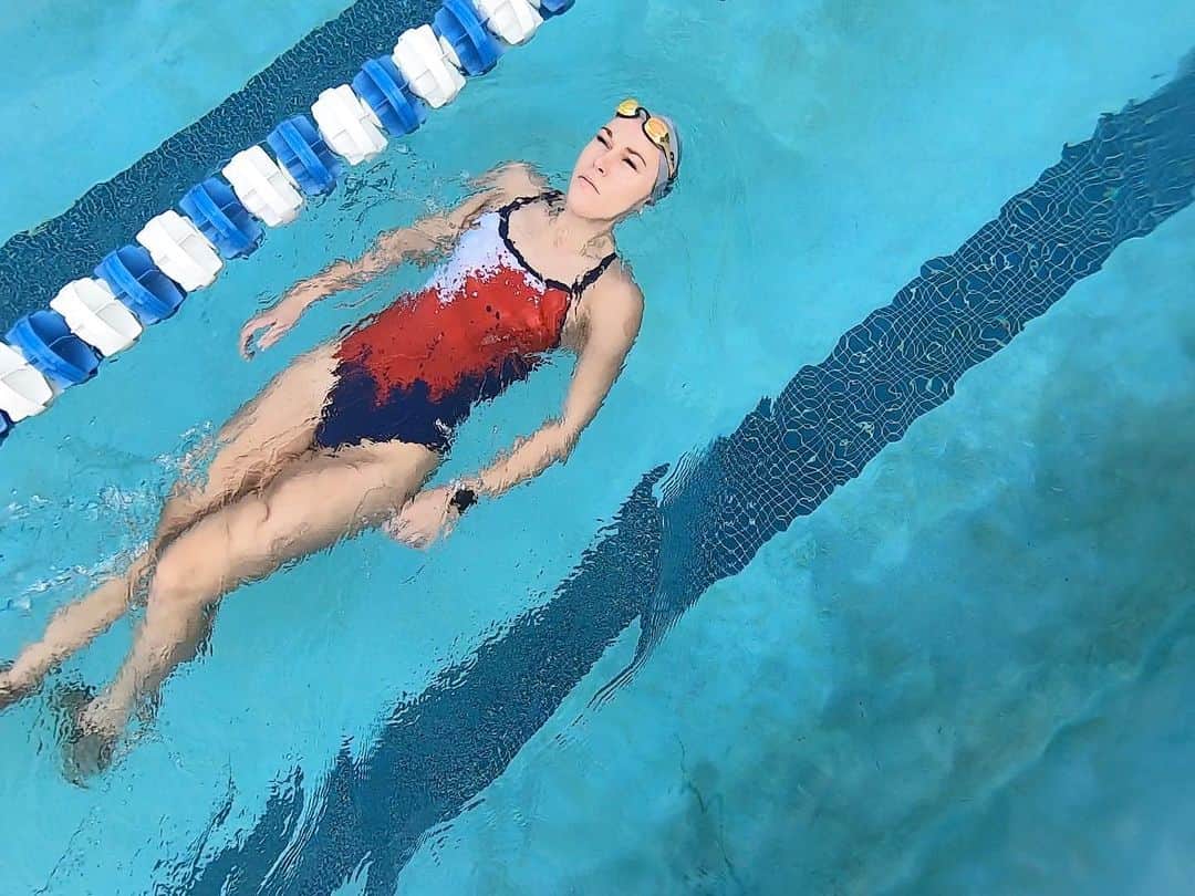 Julieのインスタグラム：「World Mental Health Day 🧠 - It’s been two years since I’ve moved out to Oregon. I was struggling to adjust to a new location during my first year here. I’ve moved around before, but this time it was different and tougher to adjust, especially coming from sunny Florida. . Initially, swimming and lifting were a coping mechanism used to distract myself when I was feeling down. I decided to seek out professional help to guide me through the transition period, which was super fulfilling. Earlier this year I ended my time at therapy.  I’ve learned to seek out fun new experiences rather than focusing on the negatives. The colder months are still challenging, but I’m so glad to have swimming to keep me happy! . . . #worldmentalhealthday #worldmentalhealthday2020 #arenawaterinstinct #swimmer #swimming #swim #swimlife #loveswimming #instaswim #instaswimmer #swimtraining」