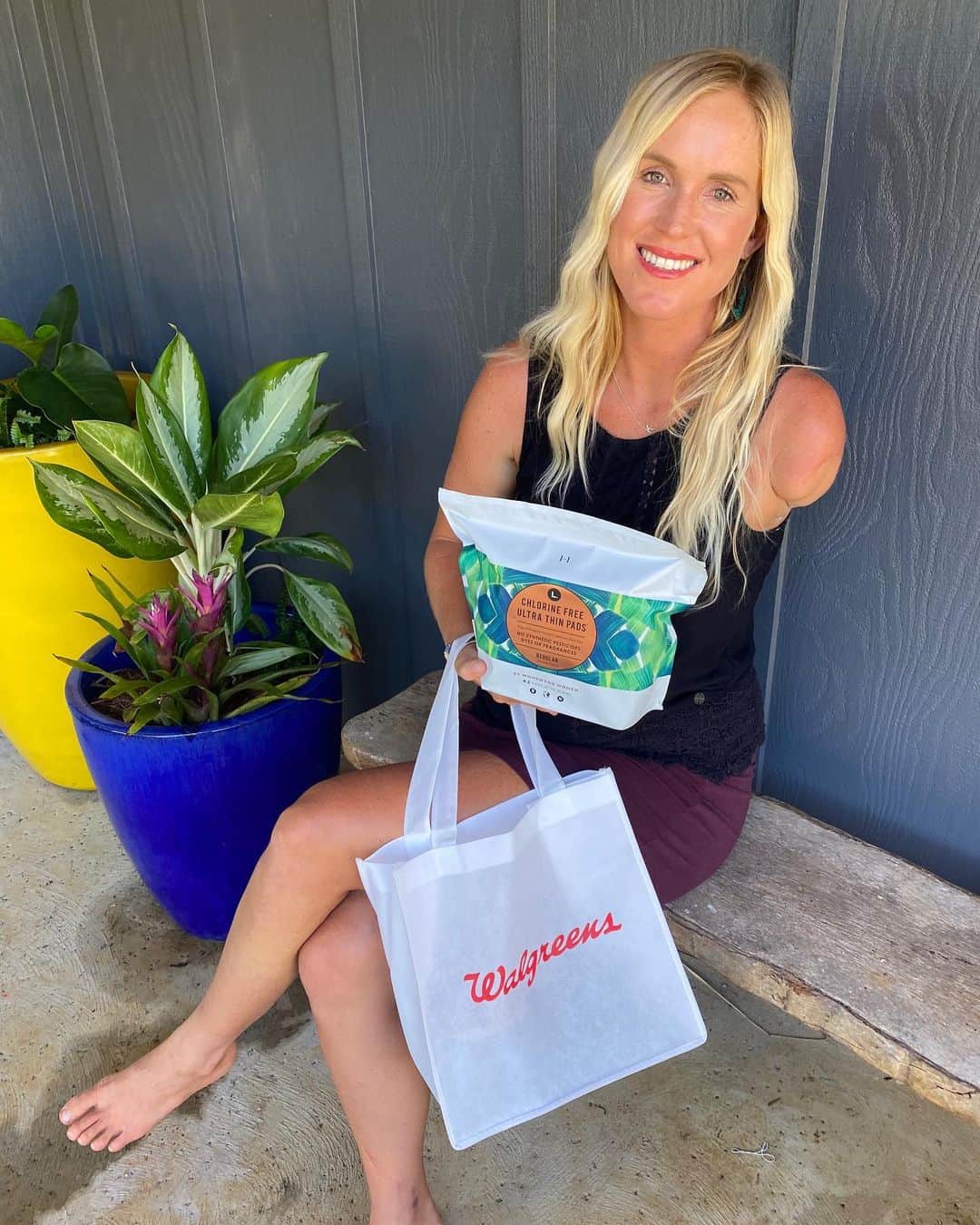 Bethany Hamiltonのインスタグラム：「Celebrating #InternationalDayOfTheGirl with @lovebeginswithl! Today is all about highlighting and addressing the needs and challenges girls face, and that includes that time of the month for periods.  Not only does @lovebeginswithl make tampons and pads that are free of fragrances, dyes, and synthetic pesticides, but they support nonprofits like @daysforgirls to increase long-lasting access to period care and education to girls across the world. For every L. product sold, they give one period product to someone who needs it. So rad right?! 🎉  Join the movement to make access to quality period care a fundamental right for everybody by purchasing @lovebeginswithl products, available at @walgreens stores and online! 🌿 #LforEveryV #PeopleofL」