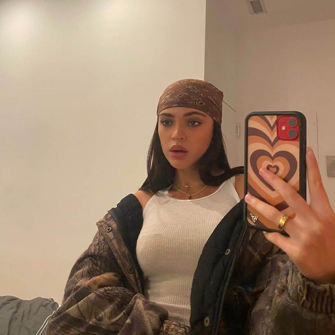ルナ・ブライズ・ボイドのインスタグラム：「just came to say hello and REGISTER TO VOTE 👍🏻」
