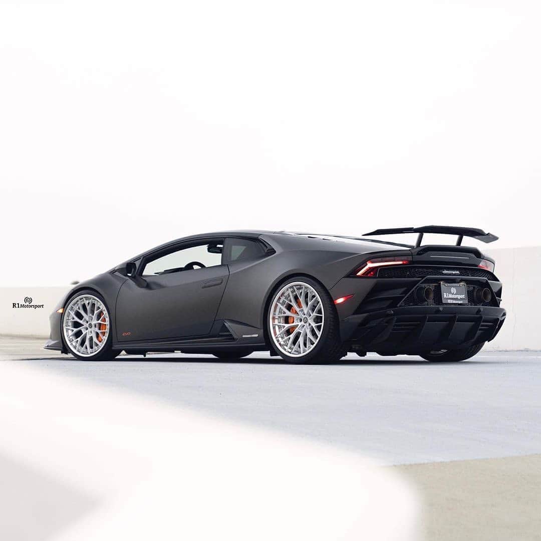 CARLiFESTYLEさんのインスタグラム写真 - (CARLiFESTYLEInstagram)「Perfect looking Huracan EVO. Done by @r1motorsport #carlifestyle」10月11日 4時14分 - carlifestyle