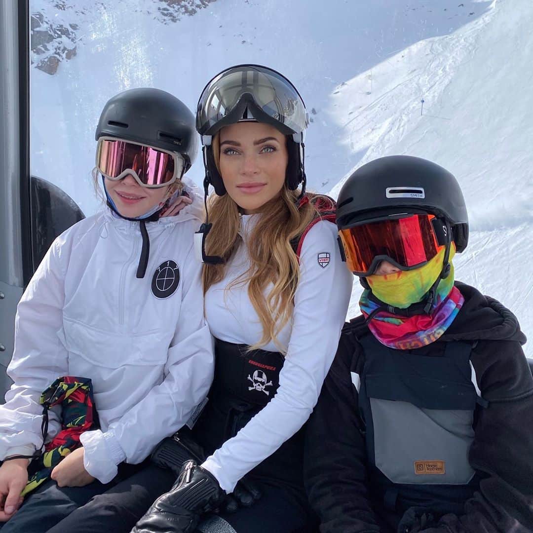 アンドレア・ヴェルソワさんのインスタグラム写真 - (アンドレア・ヴェルソワInstagram)「𝘞𝘪𝘯𝘵𝘦𝘳 𝘴𝘦𝘢𝘴𝘰𝘯 𝘴𝘵𝘢𝘳𝘵𝘦𝘥 ❄️🏂🎿 Potom čo sme absolvovali  preventívne testy na Covid-19 a boli negatívne 🙏💙, vyrazili sme s deťmi na závody do Rakúskeho Kaunertal . 💫Zahájili sme tak úspešne zimnú sezónu ,  čo však bude ďalej  netušíme 😅🤷‍♀️Takže ani nevieme či sa budúci týždeň vôbec uskutoční svetové finále VALEY RALLEY v Hintertuxe, na ktoré sa deti celý rok tak tešili. ..🤬 . Užite si krásny víkend a hlavne držím palce nech sme všetci zdraví! 🙌💙」10月11日 4時31分 - andreaveresovaofficial