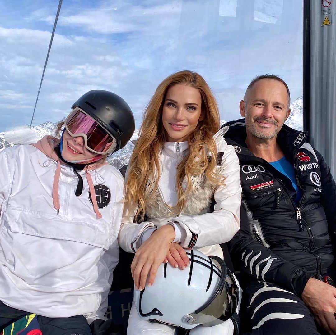 アンドレア・ヴェルソワさんのインスタグラム写真 - (アンドレア・ヴェルソワInstagram)「𝘞𝘪𝘯𝘵𝘦𝘳 𝘴𝘦𝘢𝘴𝘰𝘯 𝘴𝘵𝘢𝘳𝘵𝘦𝘥 ❄️🏂🎿 Potom čo sme absolvovali  preventívne testy na Covid-19 a boli negatívne 🙏💙, vyrazili sme s deťmi na závody do Rakúskeho Kaunertal . 💫Zahájili sme tak úspešne zimnú sezónu ,  čo však bude ďalej  netušíme 😅🤷‍♀️Takže ani nevieme či sa budúci týždeň vôbec uskutoční svetové finále VALEY RALLEY v Hintertuxe, na ktoré sa deti celý rok tak tešili. ..🤬 . Užite si krásny víkend a hlavne držím palce nech sme všetci zdraví! 🙌💙」10月11日 4時31分 - andreaveresovaofficial