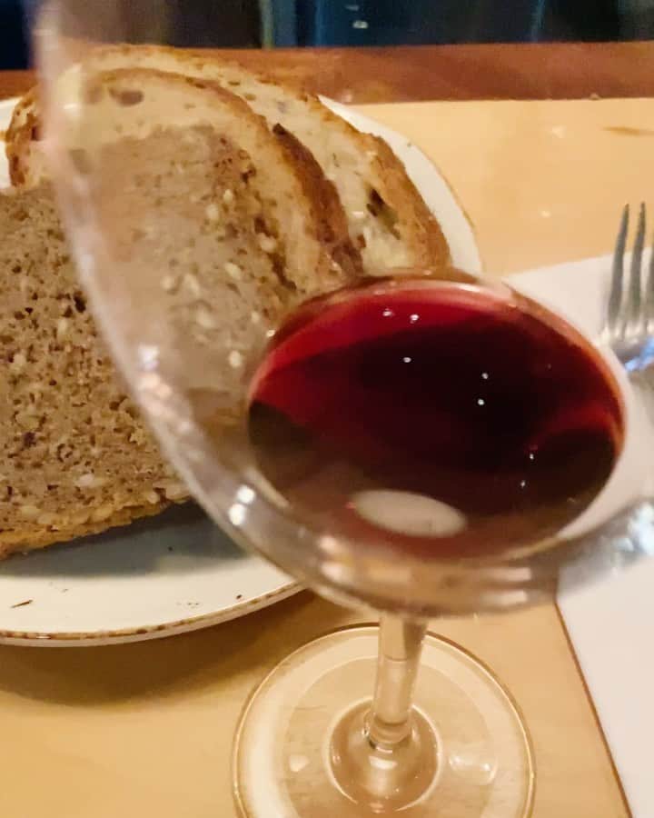 Estée Lalondeのインスタグラム：「Made it through another week! Time to take the edge off at my favourite wine bar in London @lechevalierwine 🍷」