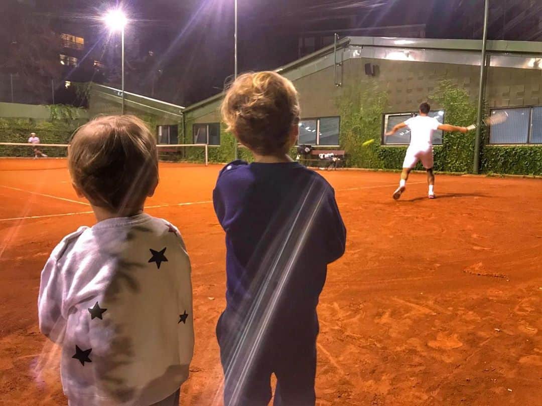 パブロ・アンドゥハルのインスタグラム：「Público de lujo en el entreno de hoy ❤️👦🏼👶🏼 .  #Familytime #familia #tenis」
