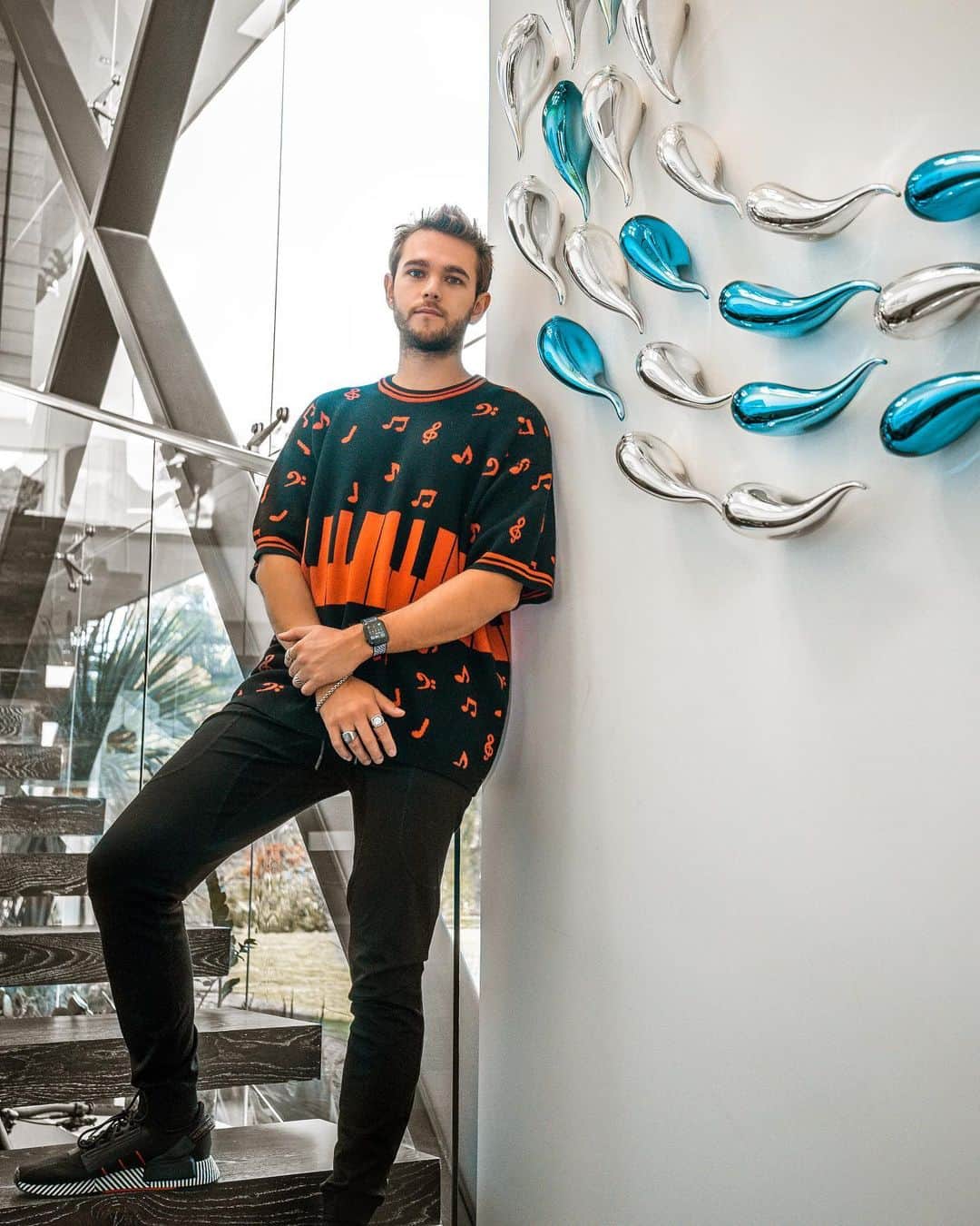 ゼッドのインスタグラム：「About a year ago I went to the Beverly Hills artSHOW. I stumbled upon this amazing artist who made glass sculptures of different shapes. This artist was @panettaglassdesigns. I commissioned him to create an art piece to go along my stair case, that would continue the upward flow of the given geometry of my staircase. Many months later it’s finally complete. I wanna give a huge shout out and thank you to the amazing @panettaglassdesigns for creating such an an amazing and inspiring piece of art that I’ll never get tired of looking at.  📷: @daddy_longlens」
