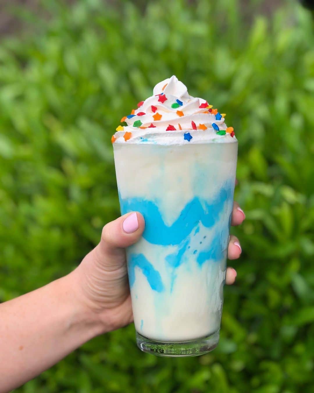 コールド・ストーン・クリーマリーのインスタグラム：「Mario's Super Star Shake is made with Cake Batter Ice Cream®, bright blue frosting, topped with whipped topping and star sprinkles! Try one before it's gone!」