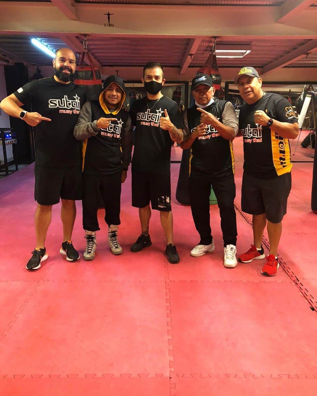 ローマン・ゴンサレスのインスタグラム：「No tenemos palabras para agradecer a nuestro Kru @mausutaimuaythai y la hospitalidad del @elt3mplo Dios es maravilloso y está con nosotros a cada segundo. Vamos con todo. #teamchocolatito #teiken #t3mplo #wba #wbc #matchroomboxing #dazn #box #boxeo #muaythai #teamwork #teambaez #cristoteama #jeremias33:3 #mexico #sutaiphuket #NoMeSeRajar」