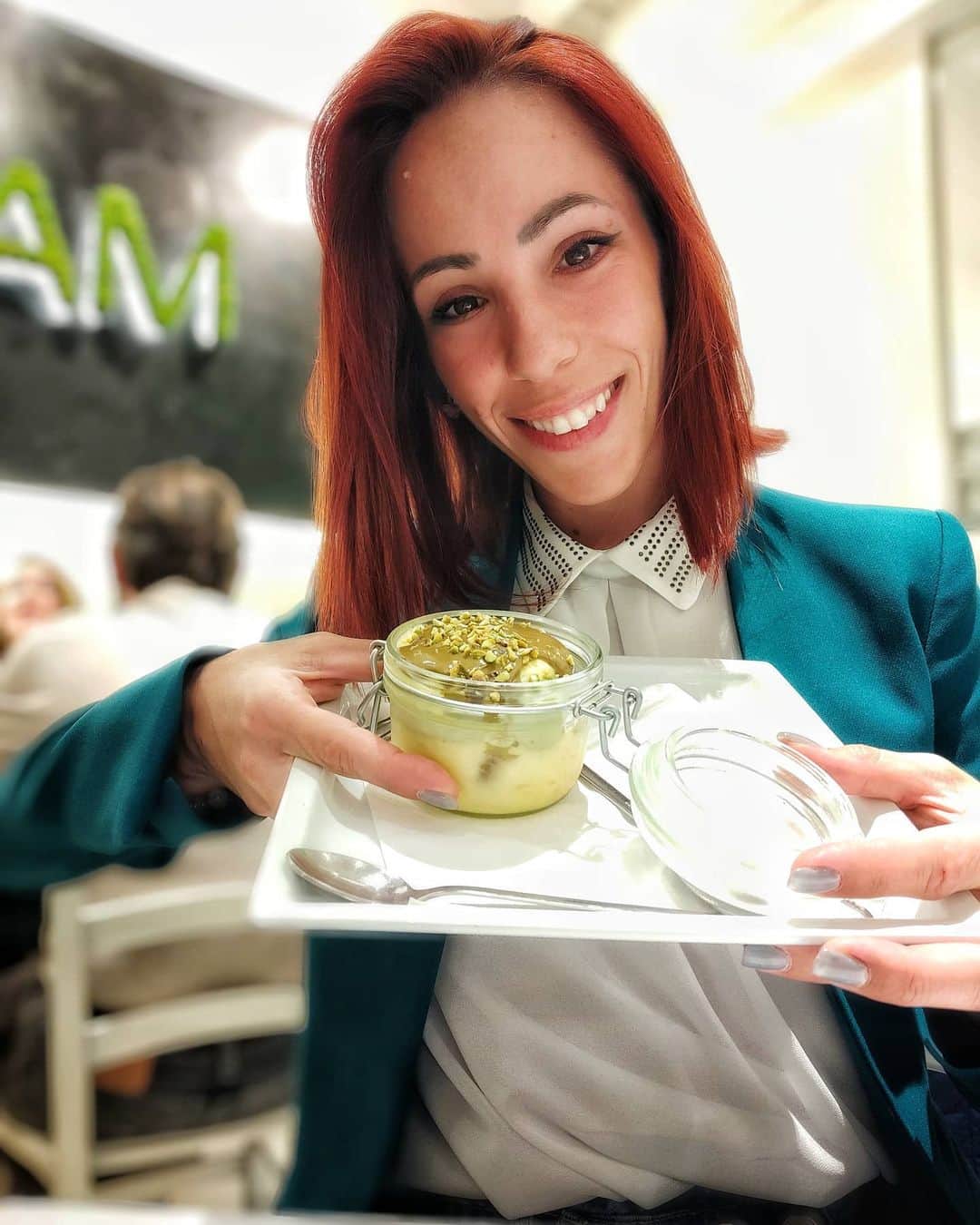 のインスタグラム：「Oggi da @mamma_milano 🤩🤩🤩 L'hamburger e le pizze ve le mostro sempre e allora oggi ho deciso di farvi vedere questa meraviglia, il tiramisù al pistacchio 😁😁 che buonoooooo   #mammamilano #beatotemilano #hamburgergourmet #tiramisualpistacchio #foodlover #love」