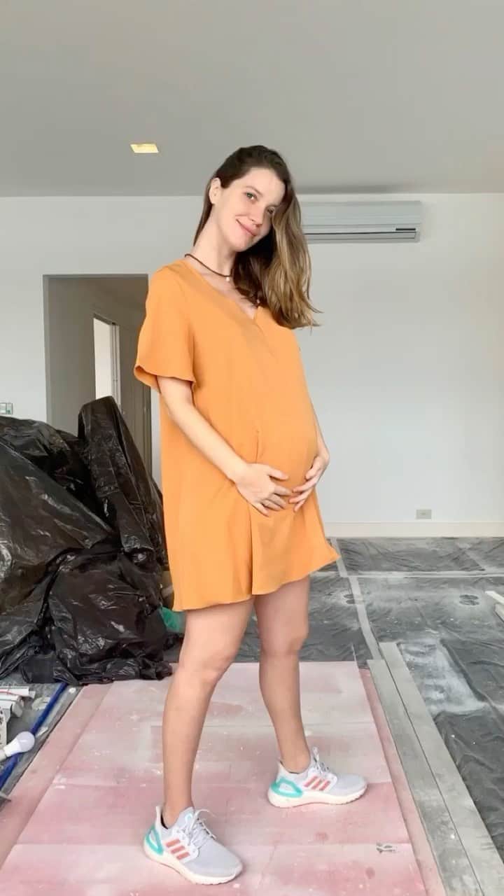 ナタリア・ディルのインスタグラム：「Mamãe quer fazer foto e o papai... foge! Retrato de uma barriga crescendo e uma obra terminando! 🤰🏼」