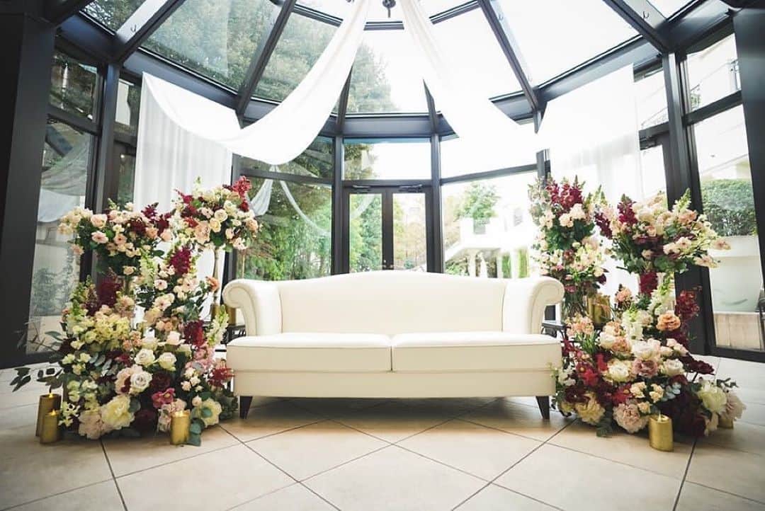 のインスタグラム：「﻿ ﻿ ﻿ 少し結婚式の投稿から離れていたので…﻿ 久しぶりにコンサバトリーの装飾を😌💕﻿ ﻿ トレンドのgrayishなpinkと﻿ wine redが華やかな装飾❤️﻿ ﻿ おふたりが座った時に﻿ 包み込むような華やかさもポイントです◎﻿ goldのキャンドルがより煌びやかに﻿ 華やかさを引き立ててくれています✨﻿ ﻿ フラワーコーディネーターが﻿ おふたりのイメージを伺いながら﻿ カタチにしてくれる唯一無二の会場装飾🌿﻿ 同じ装飾には二度と出会うことはなく﻿ 毎回おふたりらしい会場に変わっているのが﻿ とっても楽しみ🕊﻿ ﻿ ﻿ ﻿ @m.maeda_wedding_tg  @tg_ph.yamaguma  #たいせつなものを守る#やっぱり結婚式っていいな#青山迎賓館#青山迎賓館花嫁#tg花嫁#ウェディングプランナー#takeandgiveneeds#結婚式準備#プレ花嫁 #ウェディングフォト#卒花嫁#2020年秋婚#2020年冬婚#2021年春婚#2021年夏婚#2021年秋婚#結婚#結婚式#結婚式レポ#ファミリー婚#大人婚#入籍#関東プレ花嫁#令和婚#会場見学#式場探し#ウェディングアカウント#日本中のプレ花嫁さんと繋がりたい #プレ花嫁さんと繋がりたい#式場探し#ao_conservatory_ao」