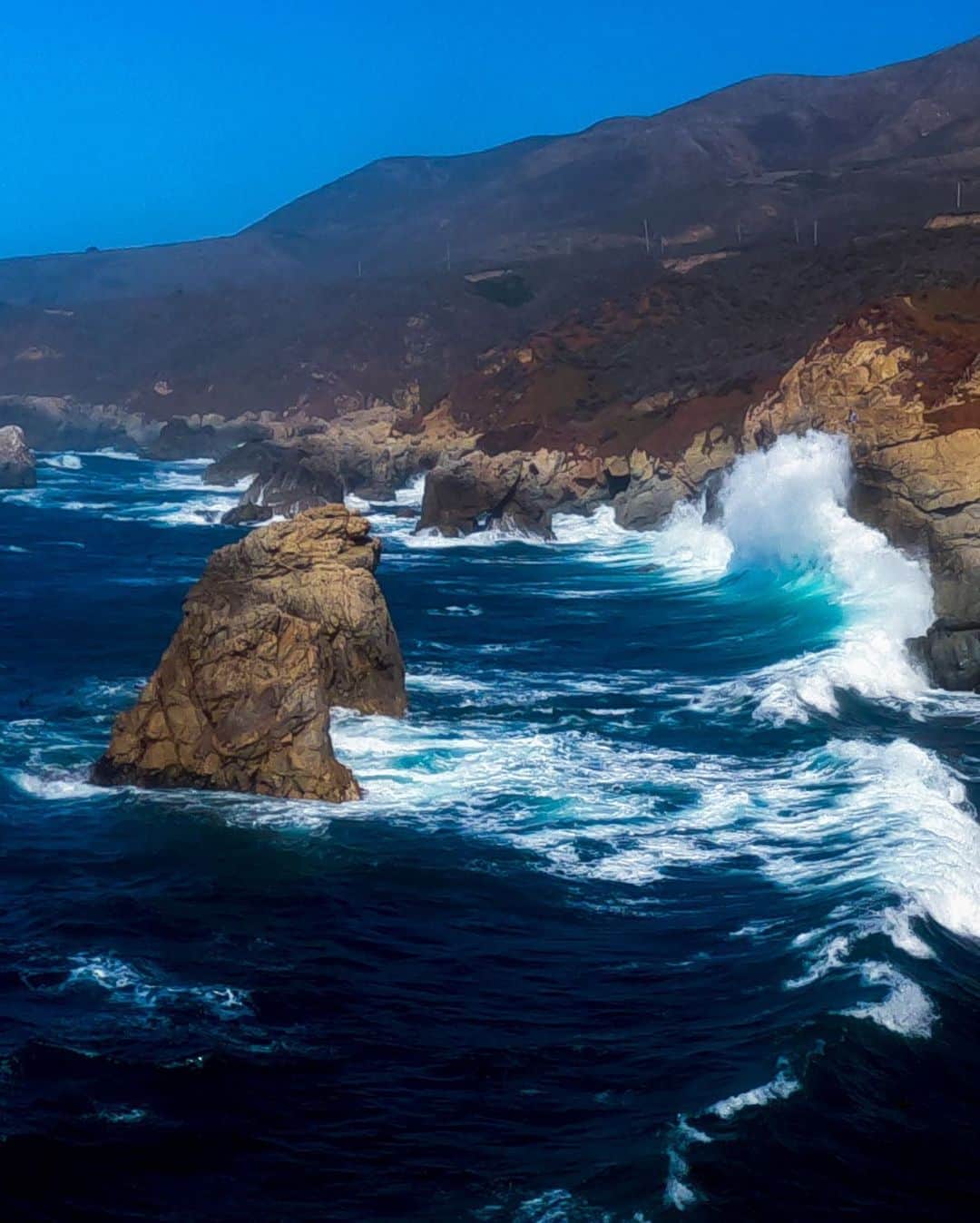 のインスタグラム：「The Central California Coast is beautifully raw and unruly ... if you zoom in you’ll see @timhumphreys standing on that cliff above the liquid explosion showing scale #GoPro #GoProHero9」
